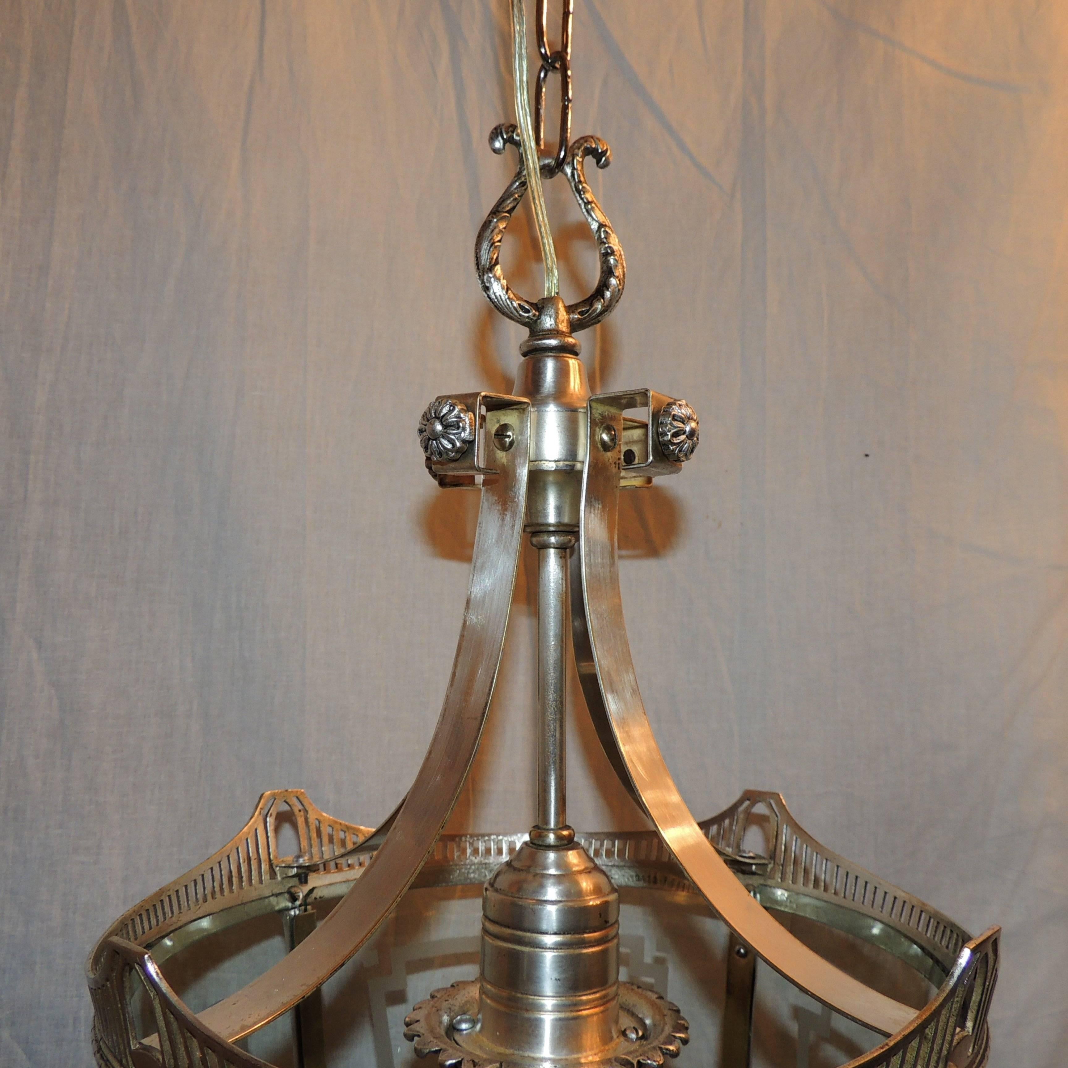 Wonderful Vintage Caldwell Art Deco Silver Bronze Lantern Etched Glass Fixture In Good Condition For Sale In Roslyn, NY