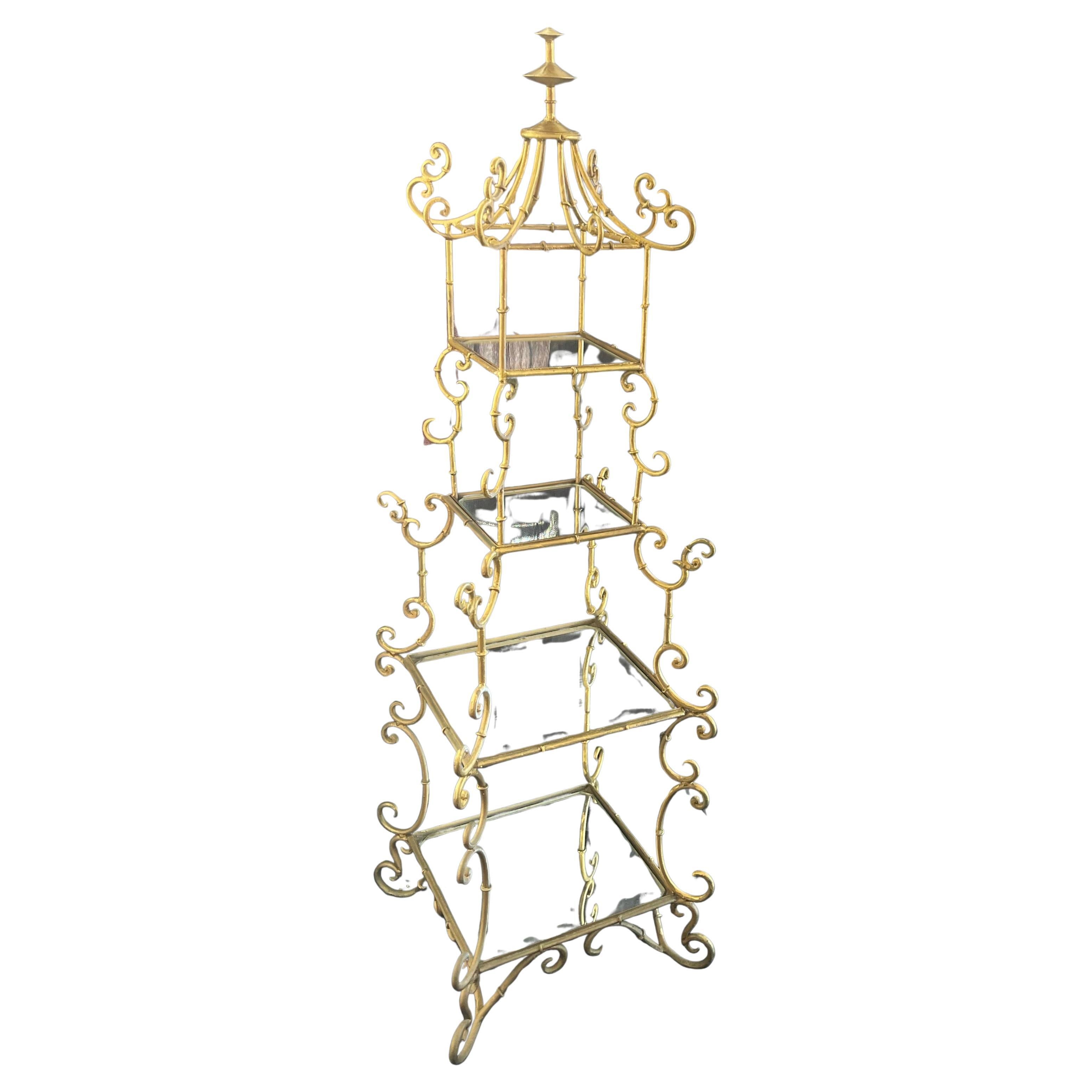 Merveilleuse étagère en bambou Pagode en fer forgé doré Chinoiserie Vintage