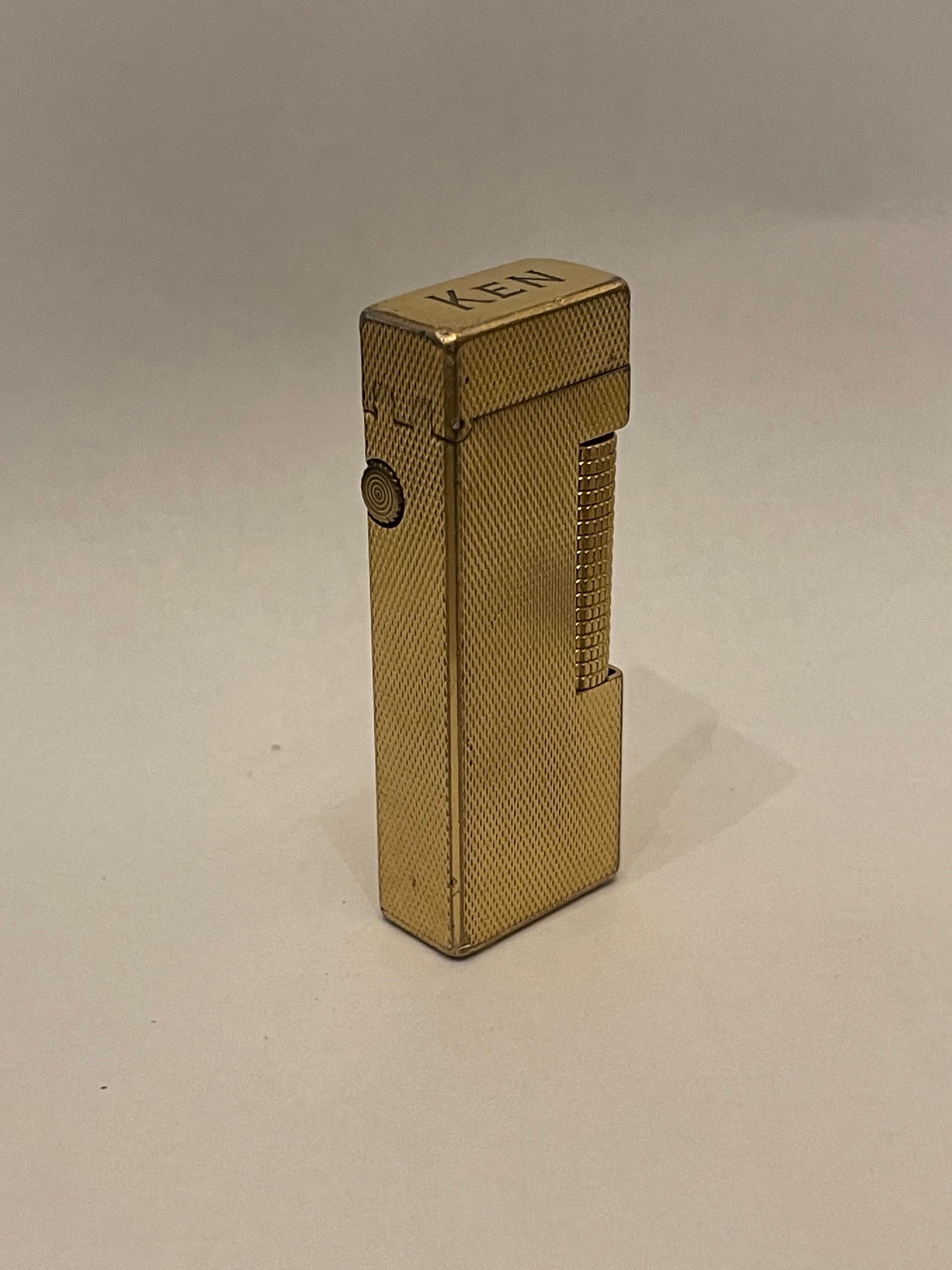 Merveilleux Briquet Vintage Dunhill Rollagas Plaqué Or
Ce briquet est vendu en l'état, nous ne sommes pas sûrs de son état de fonctionnement...
Veuillez regarder les photos, il est en bon état d'usage.
Monogramme de KEN sur le dessus

Le nom