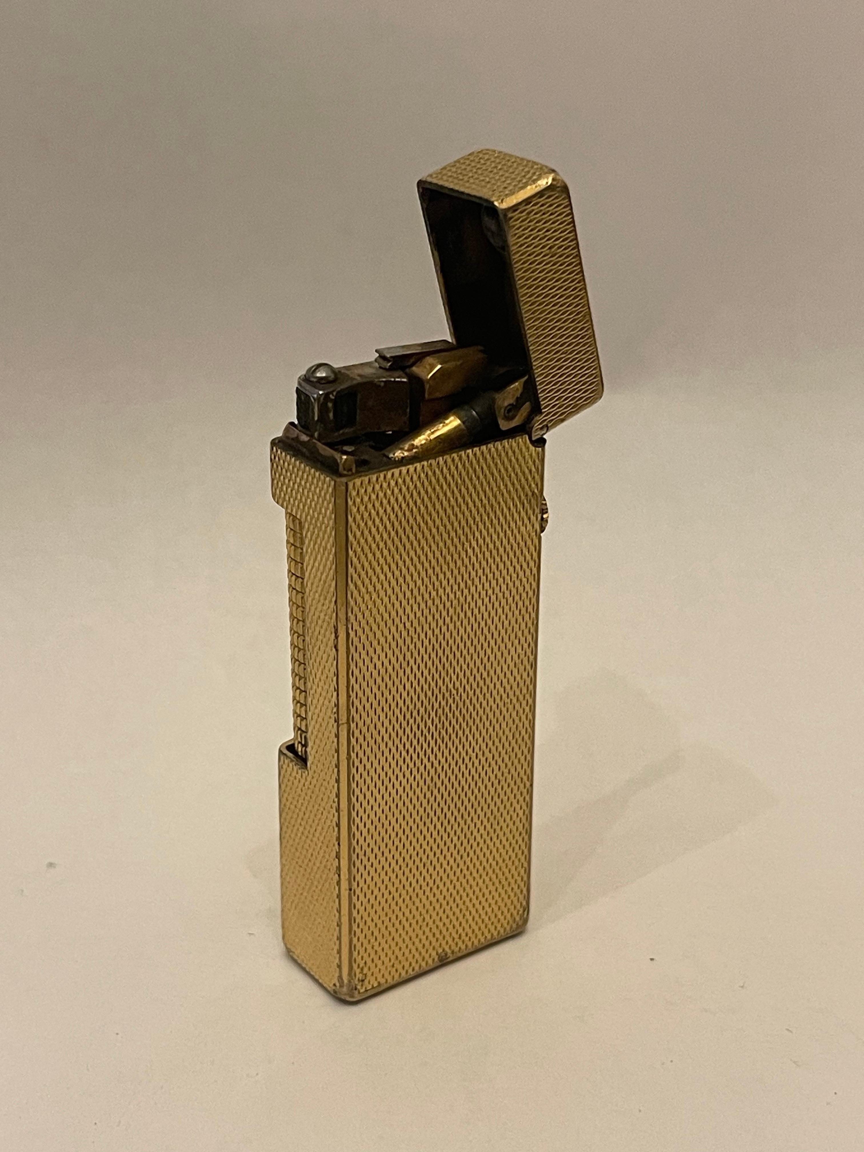 20ième siècle Magnifique Rollagas léger plaqué or taillé en diamants DUNHILL en vente