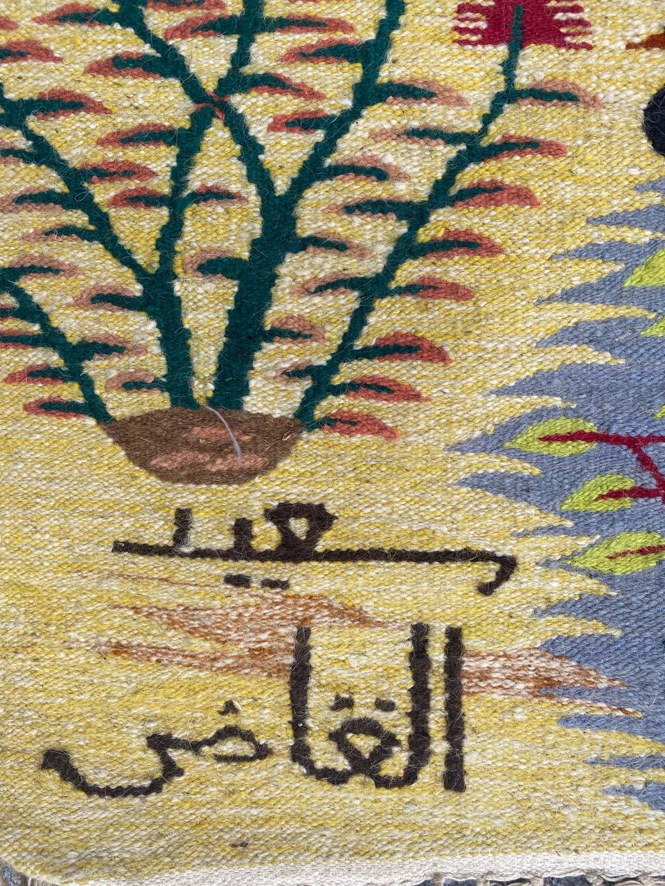 Merveilleuse tapisserie égyptienne extra large de l'école Design/One avec la signature du créateur (Saiid Ghadi) avec un magnifique dessin du jardin de la vie, avec de beaux trois et oiseaux et de très jolies couleurs, entièrement tissée à la main
