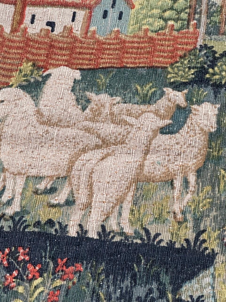 Wunderschöner französischer handbedruckter Vintage-Wandteppich im Aubusson-Stil, Land concert im Angebot 3