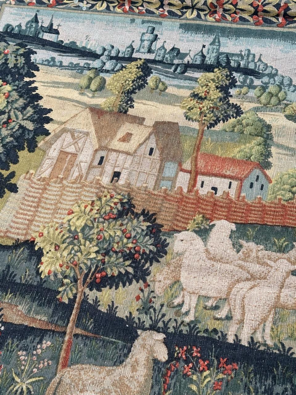 Wunderschöner französischer handbedruckter Vintage-Wandteppich im Aubusson-Stil, Land concert im Angebot 5