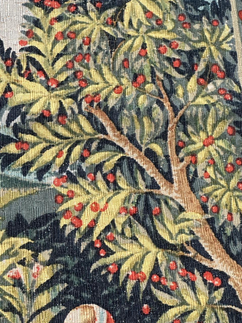 Wunderschöner französischer handbedruckter Vintage-Wandteppich im Aubusson-Stil, Land concert im Angebot 6