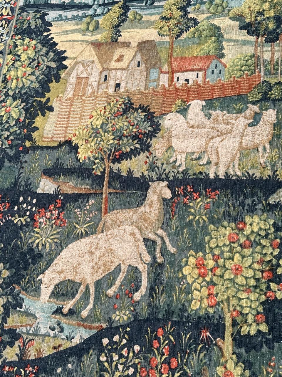 Wunderschöner französischer handbedruckter Vintage-Wandteppich im Aubusson-Stil, Land concert im Angebot 10