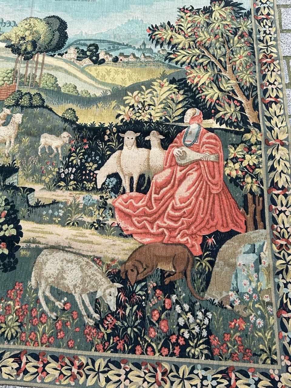 Concert Champêtre ( concierto campestre )
Precioso tapiz de estilo aubusson francés de mediados del siglo xv con un bello diseño de tapices del siglo xv que muestra una escena en el campo, a las afueras del pueblo, una pastora tocando música y