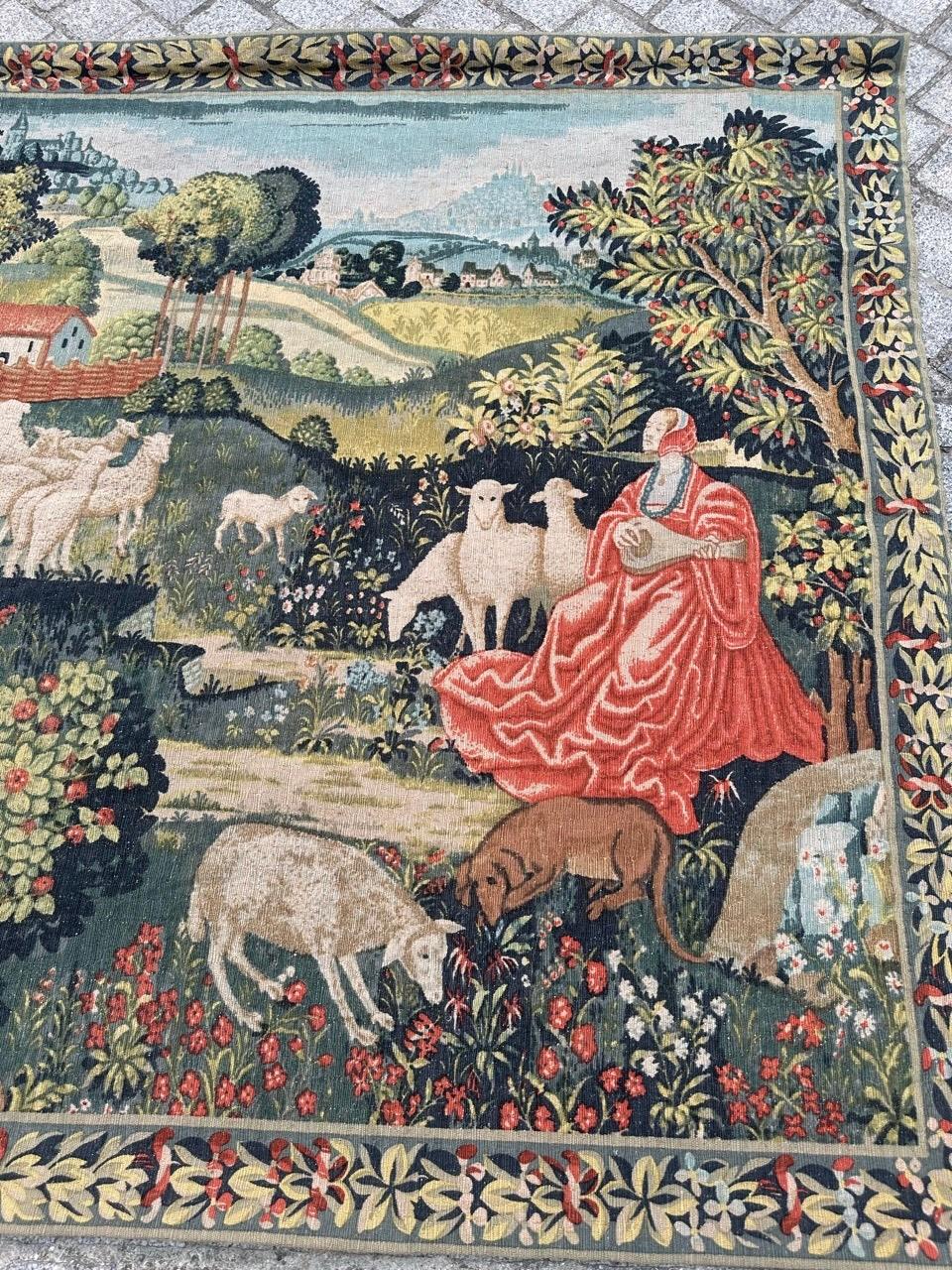 Concert Champêtre (Landkonzert)
Sehr schöne Mitte des Jahrhunderts Französisch Aubusson Stil Wandteppich mit einem schönen 15. Jahrhundert Wandteppiche Design zeigt eine Szene auf dem Land, außerhalb des Dorfes, eine Hirtin spielt Musik, und Schafe