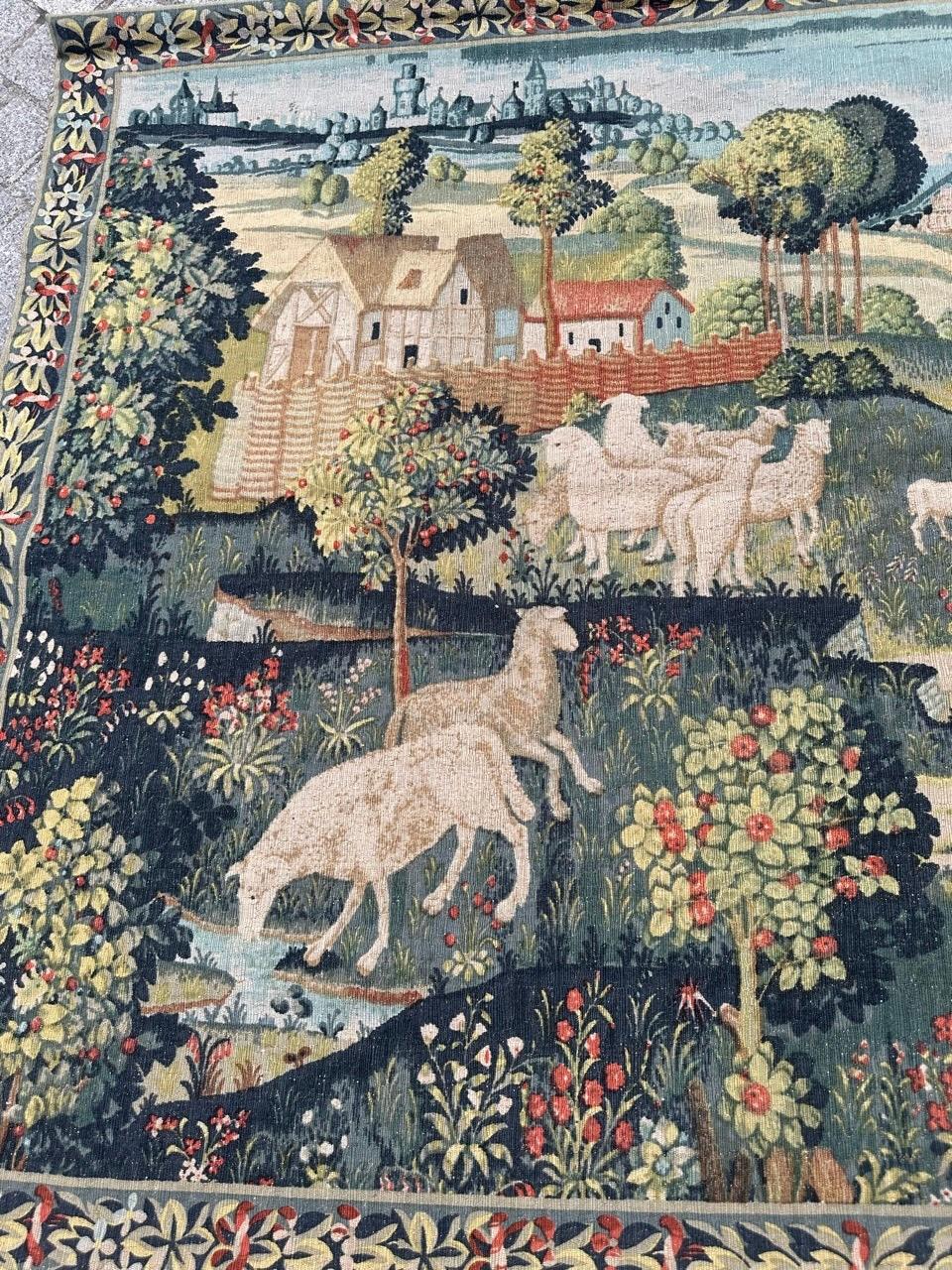 Wunderschöner französischer handbedruckter Vintage-Wandteppich im Aubusson-Stil, Land concert (Handbemalt) im Angebot