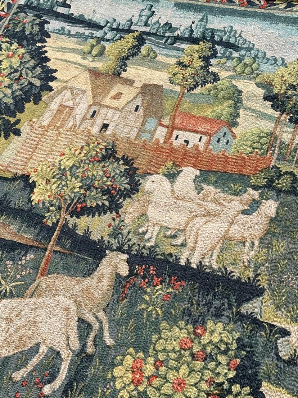 Wunderschöner französischer handbedruckter Vintage-Wandteppich im Aubusson-Stil, Land concert (Wolle) im Angebot