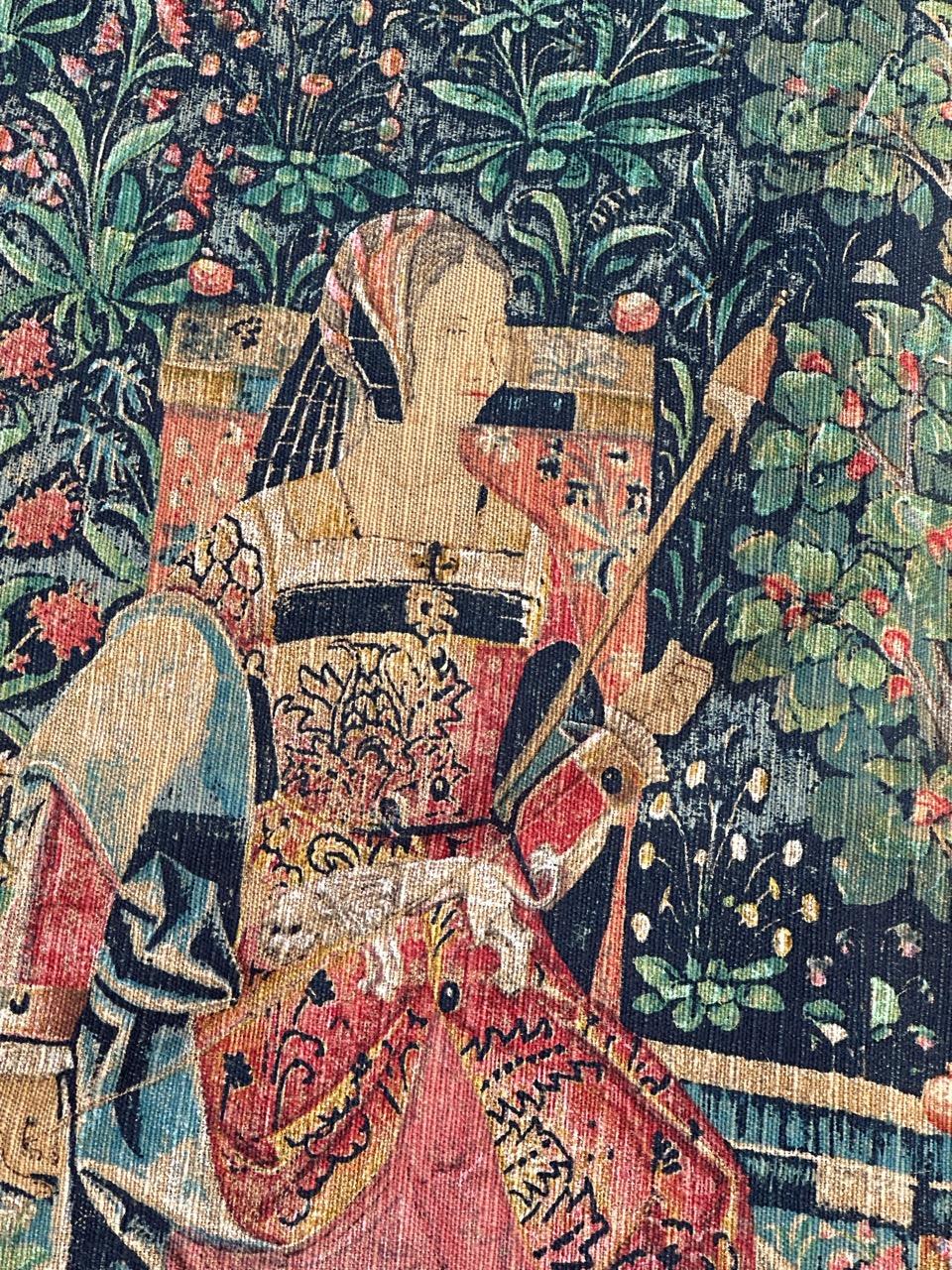 Wunderschöner französischer handbedruckter Vintage-Wandteppich im Aubusson-Stil mit Lesezeichen im Zustand „Gut“ im Angebot in Saint Ouen, FR