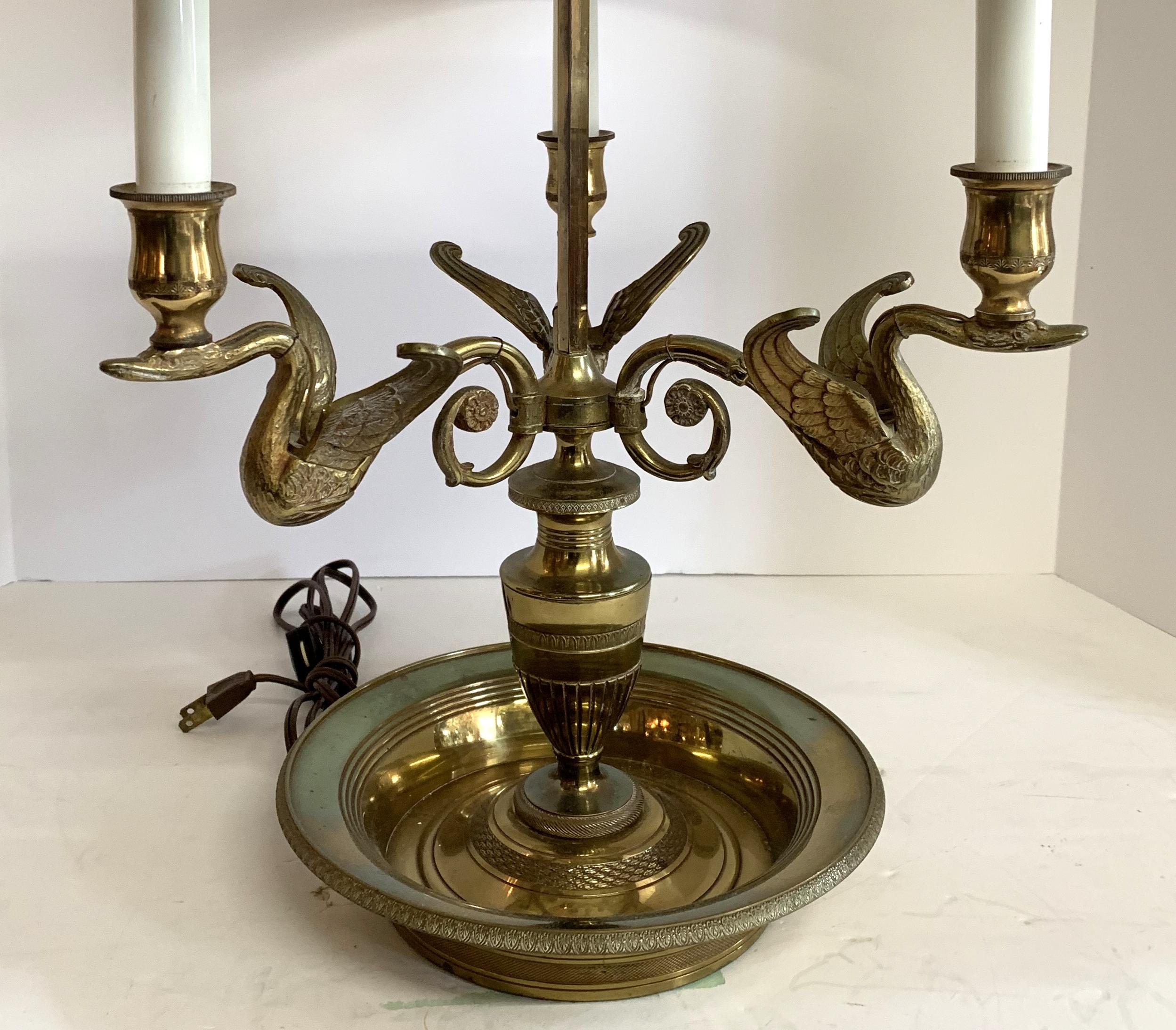 Bouillotte-Lampe, 3 Lichter, Vintage, französische Bronze, Schwan, roter Zinnschirm im Zustand „Gut“ im Angebot in Roslyn, NY