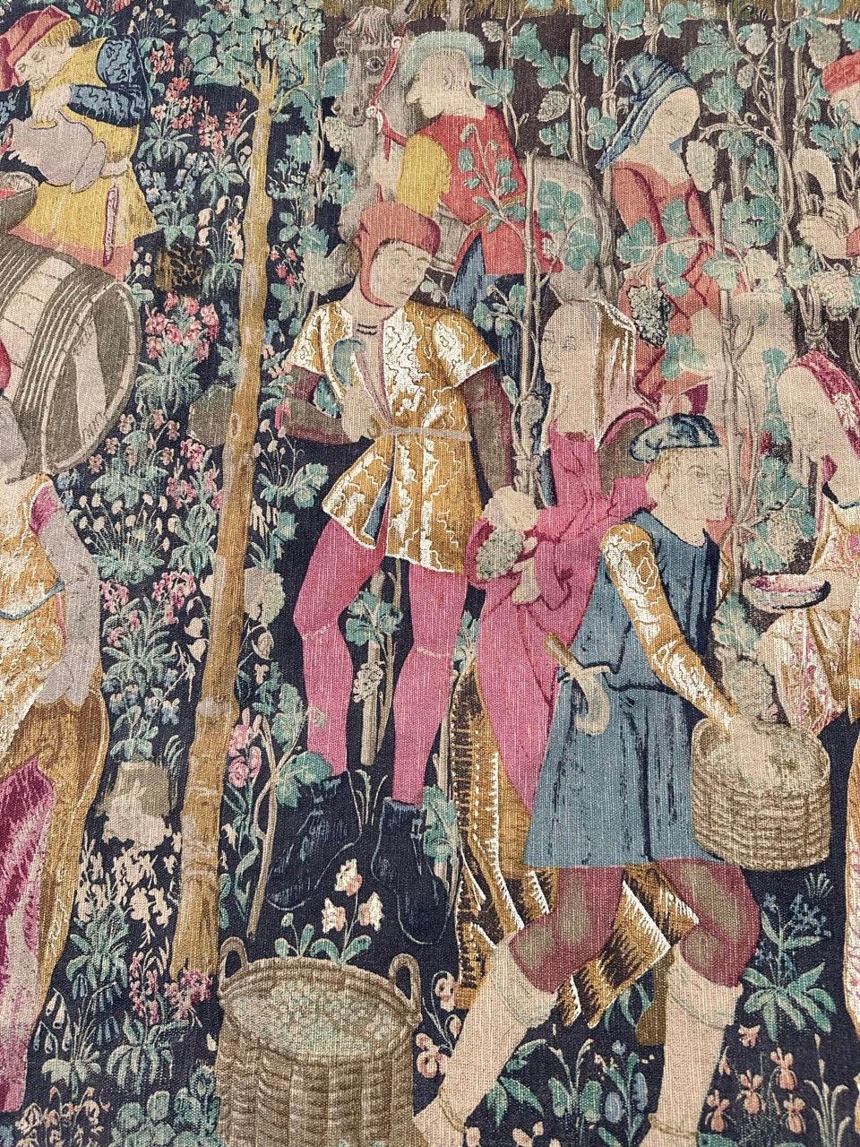 Entdecken Sie die Eleganz dieses handbedruckten französischen Wandteppichs aus der Mitte des Jahrhunderts, der das exquisite Design des berühmten mittelalterlichen Museumsteppichs 