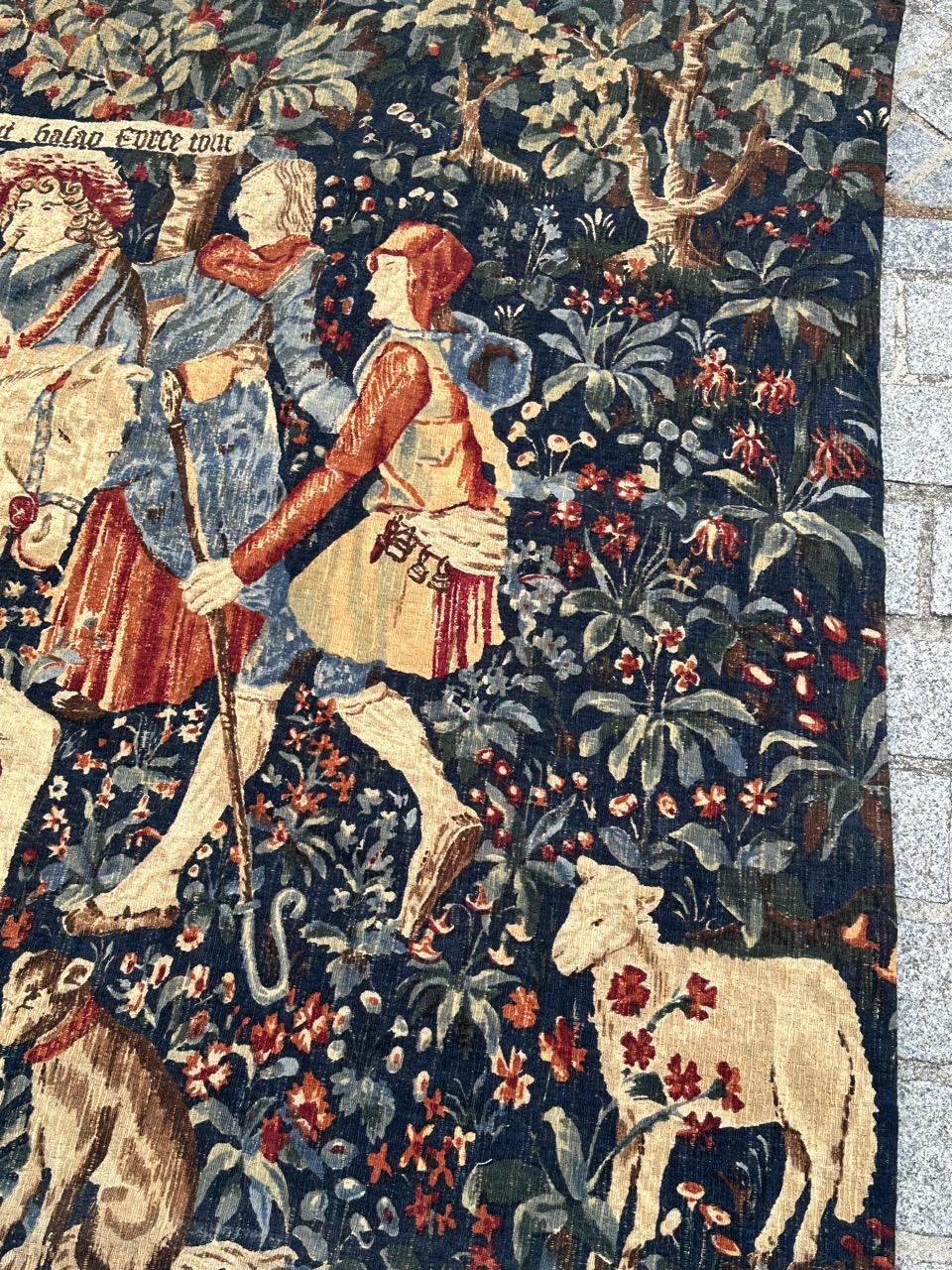 Entdecken Sie die Eleganz dieses französischen Siebdruck-Wandteppichs aus der Mitte des Jahrhunderts, der das exquisite Design eines mittelalterlichen Museumsteppichs mit dem Titel 