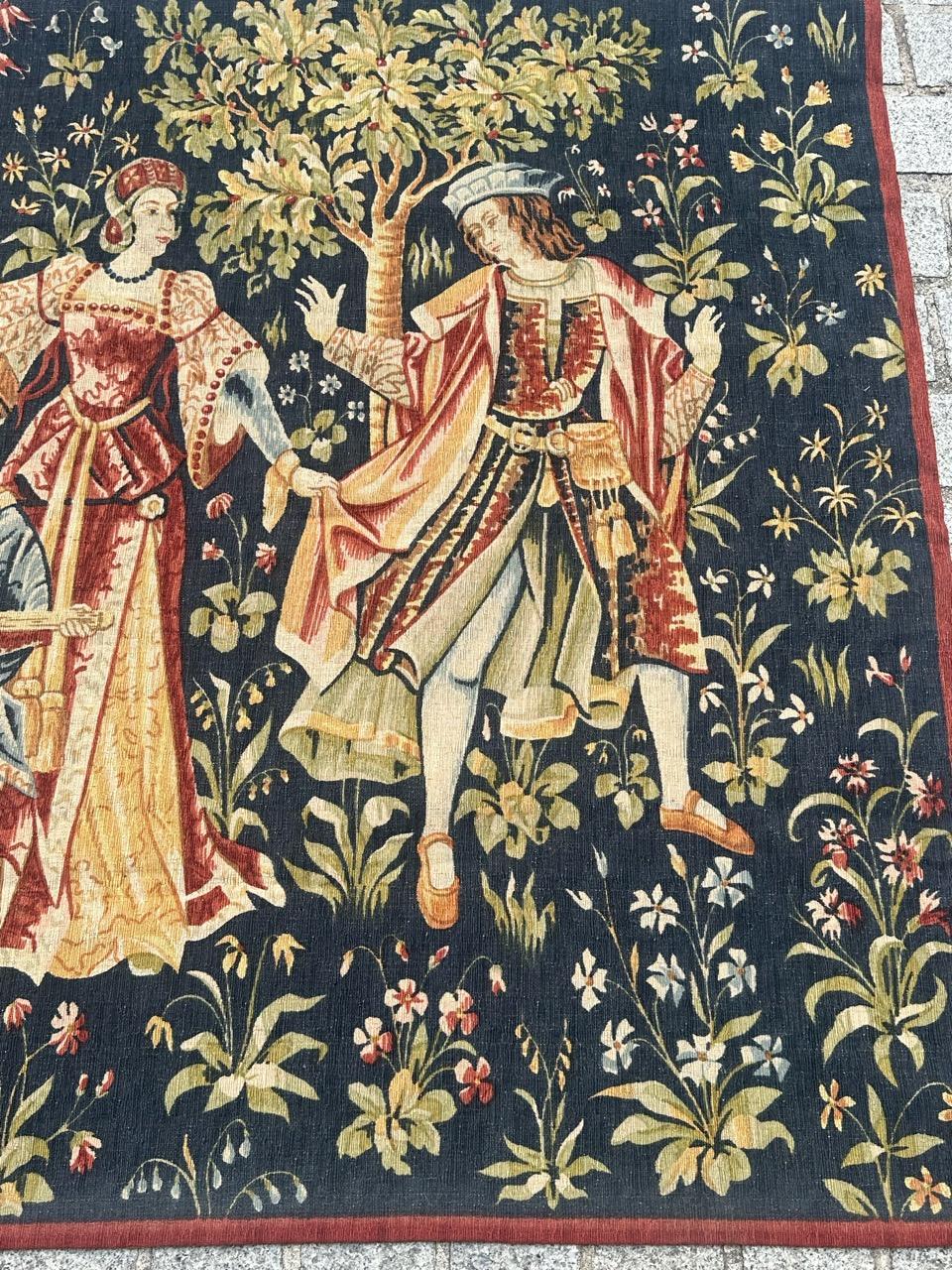 Découvrez l'élégance de cette tapisserie française sérigraphiée à la main du milieu du siècle, présentant le dessin exquis d'une tapisserie de musée médiéval intitulée 