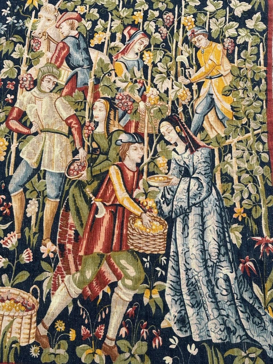 Entdecken Sie die Eleganz dieses französischen Siebdruck-Wandteppichs aus der Mitte des Jahrhunderts, der eine Abwandlung des exquisiten Musters des berühmten mittelalterlichen Museumsteppichs 