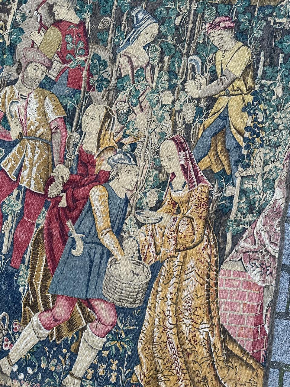 Découvrez l'élégance de cette tapisserie française du milieu du siècle, de style Elegne, réalisée en laine et coton, par sérigraphie à la main, reprenant le dessin exquis de la célèbre tapisserie du musée médiéval, 