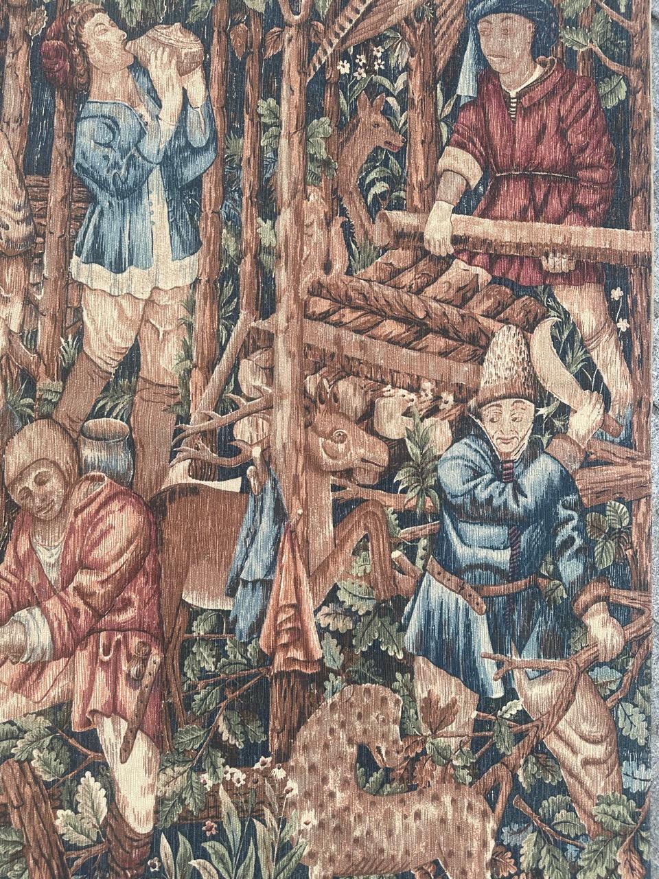 Scopri l'eleganza di questo arazzo francese in stile Aubusson della metà del secolo scorso. 
in serigrafia in edizione limitata presso la manifattura Jules Pansu, con lo squisito design del famoso arazzo del museo medievale 