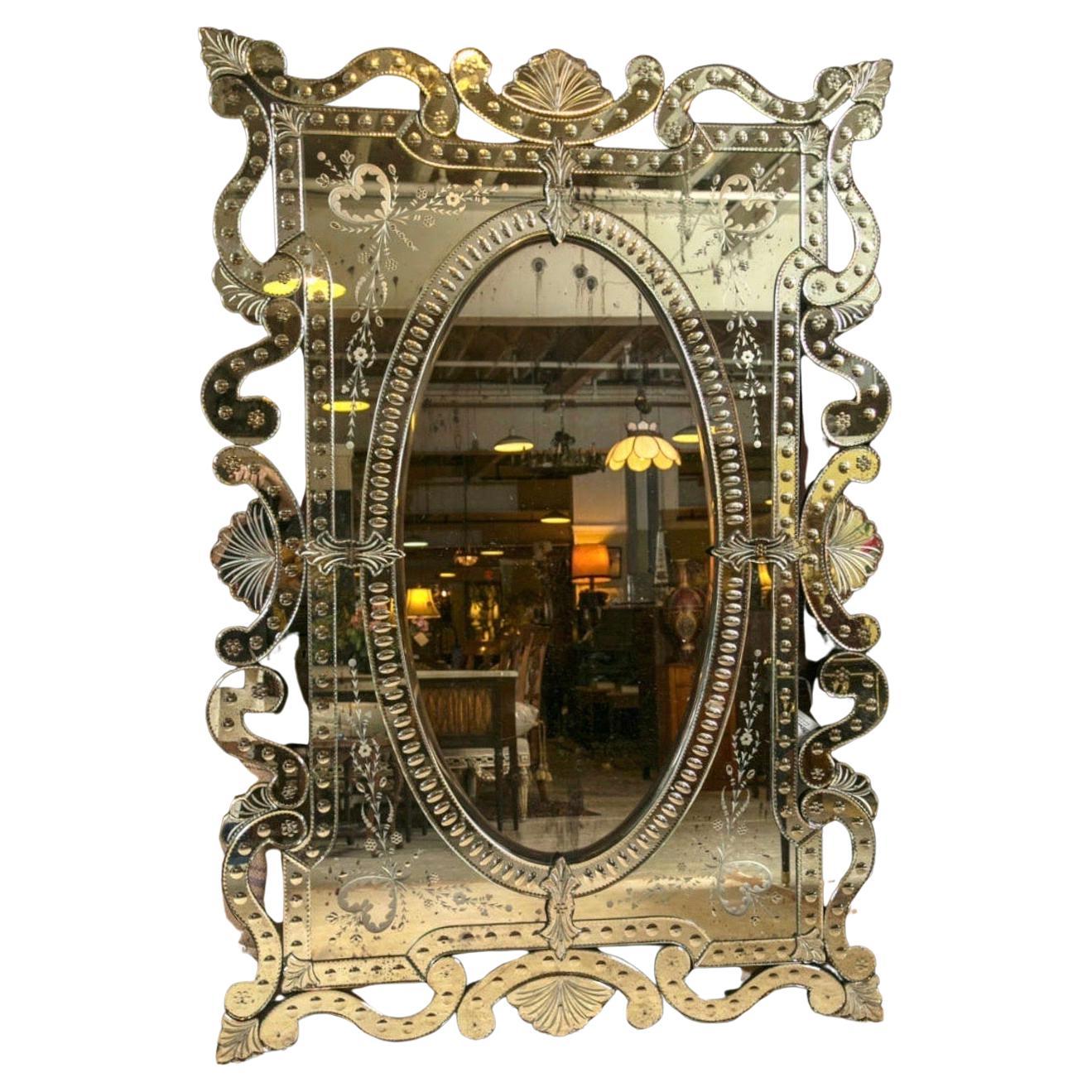 Merveilleuse paire de très grands miroirs muraux vénitiens classiques italiens de Murano gravés, avec des piqûres antiques dans le verre
Les deux ont un petit médaillon fissuré qui a été réparé.

Vendu individuellement 


