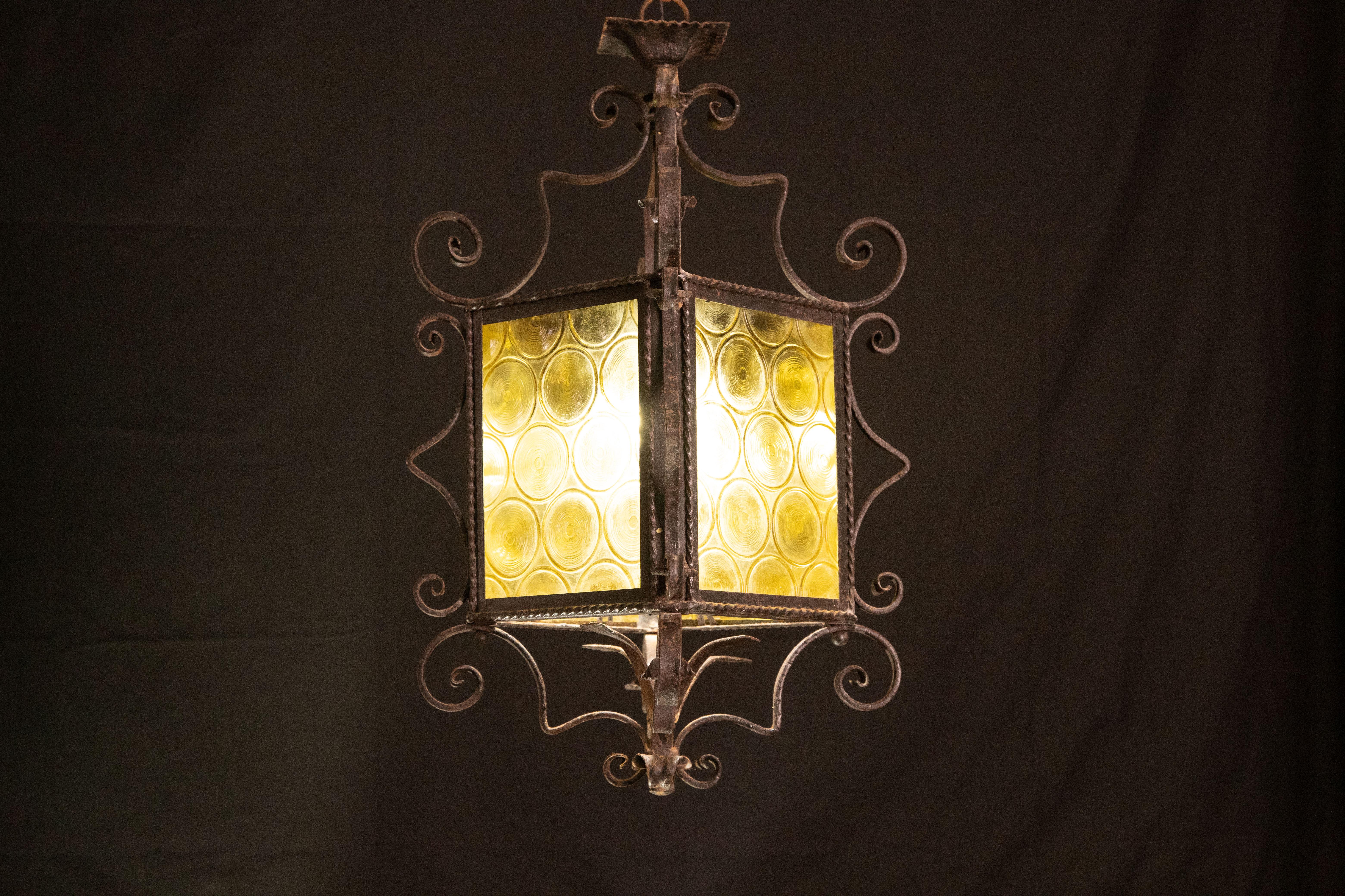 Splendid Italian lantern made around the 1960s.
Measurements: 95 cm in height and 38 in diameter.
Mount a European standard e27 light.
There are signs of aging on the structure that give it a history and a certain beauty.
Perfect for decorating an