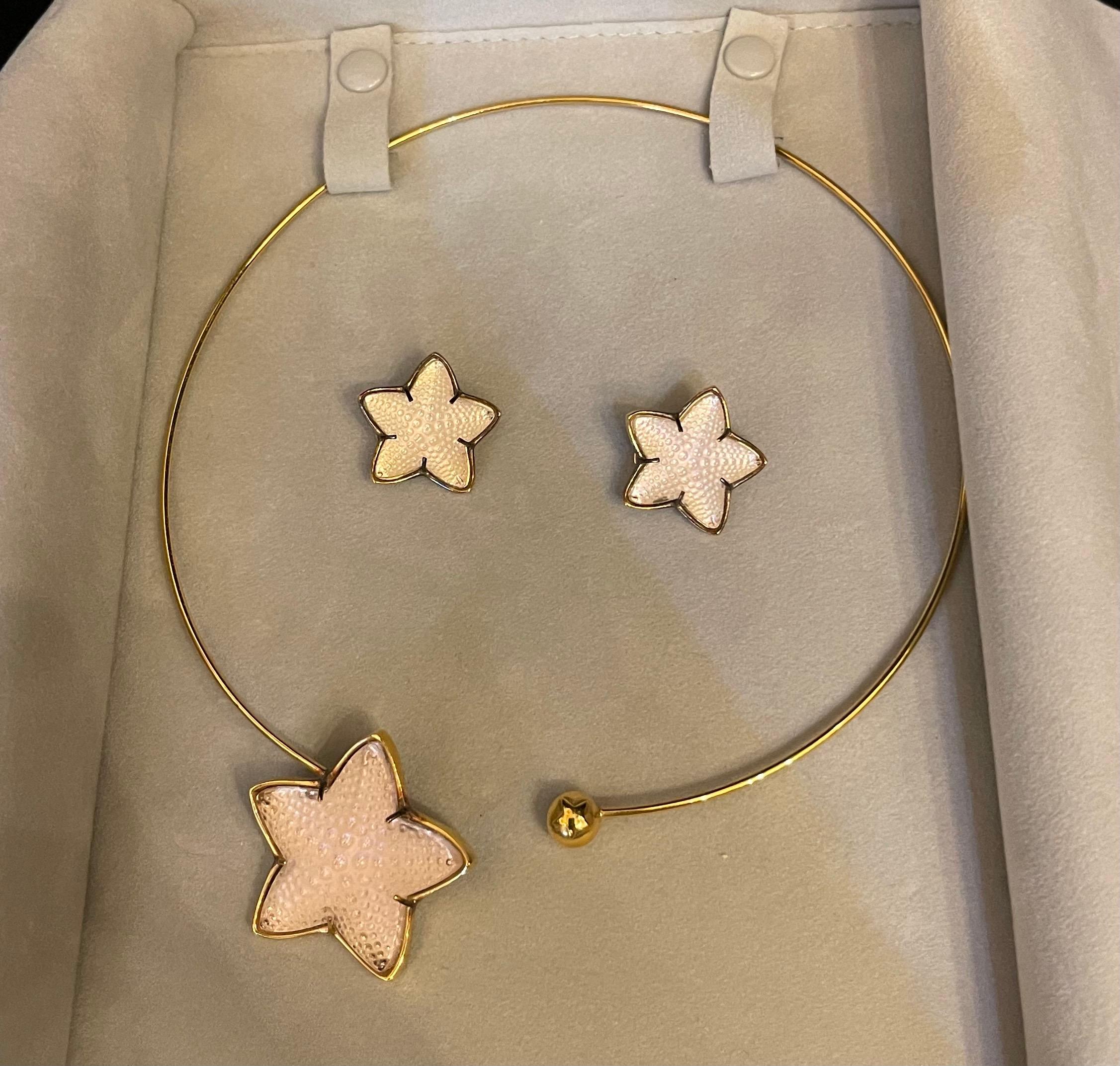 Merveilleux collier ras de cou et boucles d'oreilles assorties de Lalique France Starfish Oceania dans sa pochette et sa boîte d'origine avec l'autocollant intact. 