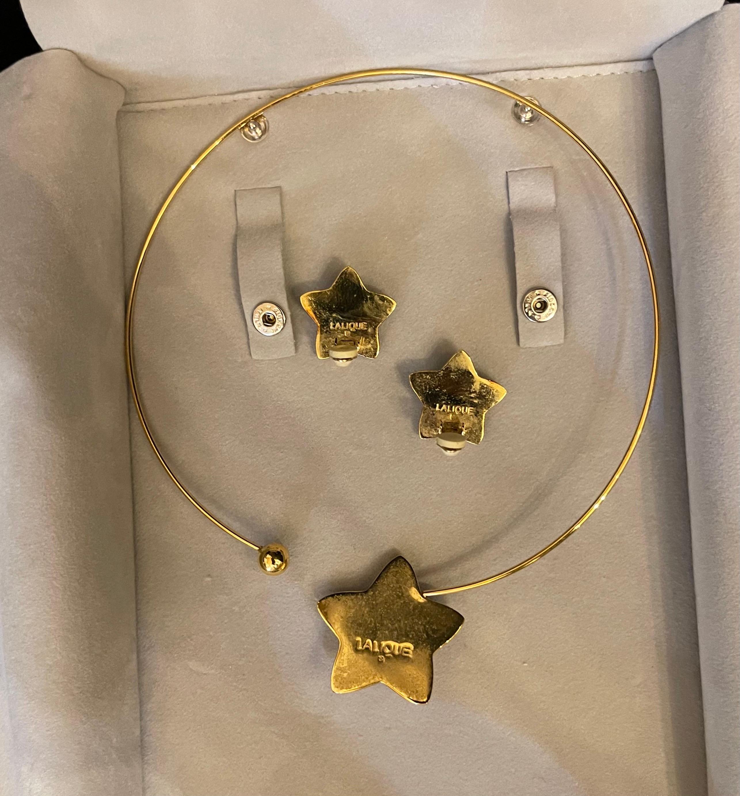Merveilleuse paire de colliers ras de cou et de boucles d'oreilles Lalique France Starfish Oceania Bon état - En vente à Roslyn, NY