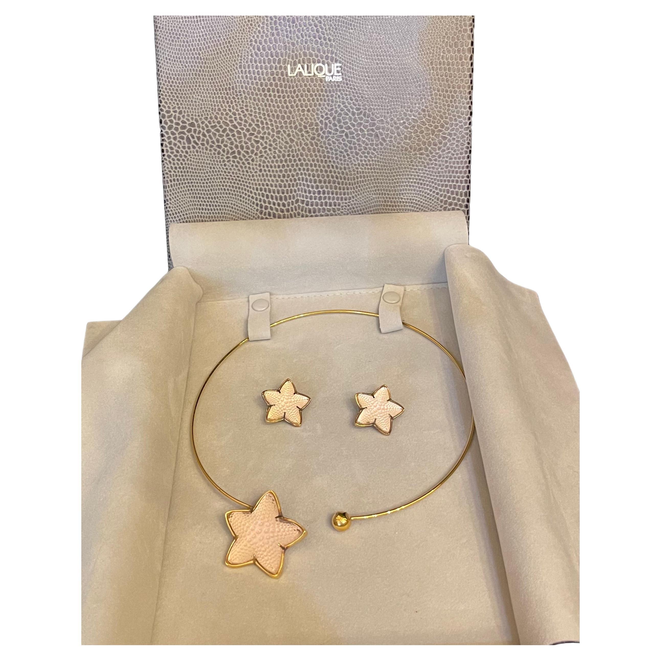 Merveilleuse paire de colliers ras de cou et de boucles d'oreilles Lalique France Starfish Oceania en vente