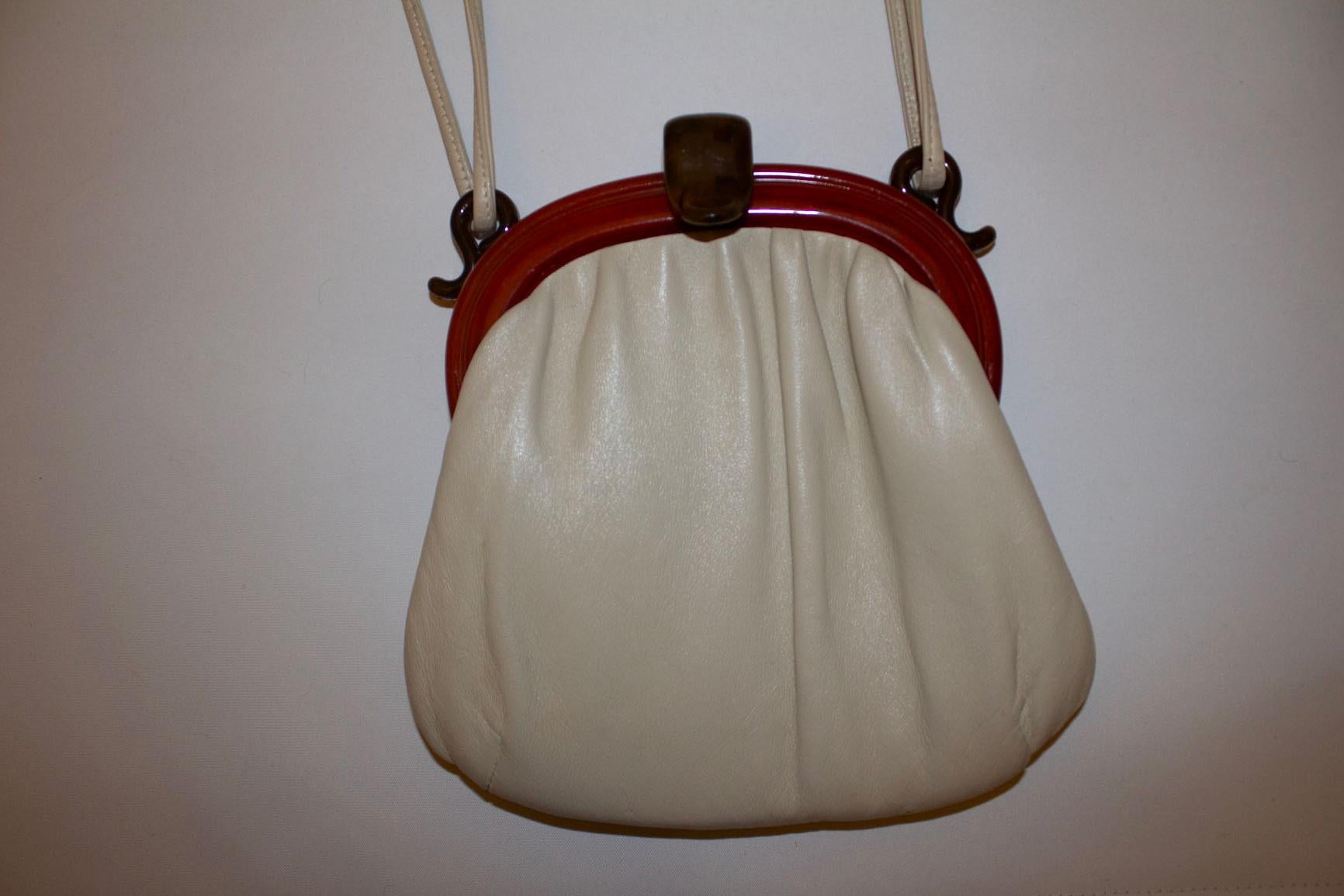 Wonderful Vintage Leather Bag with Beautiful Frame and Clasp In Good Condition For Sale In London, GB