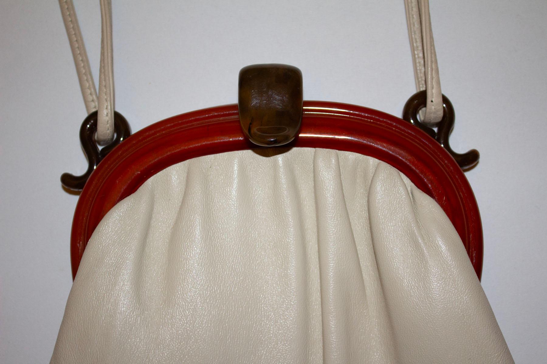 Women's or Men's Wonderful Vintage Leather Bag with Beautiful Frame and Clasp For Sale
