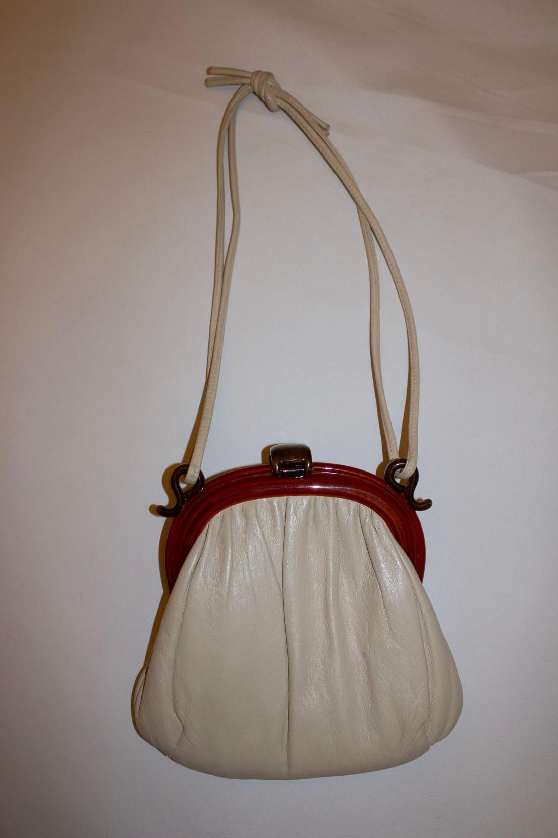 Wonderful Vintage Leather Bag with Beautiful Frame and Clasp For Sale 1