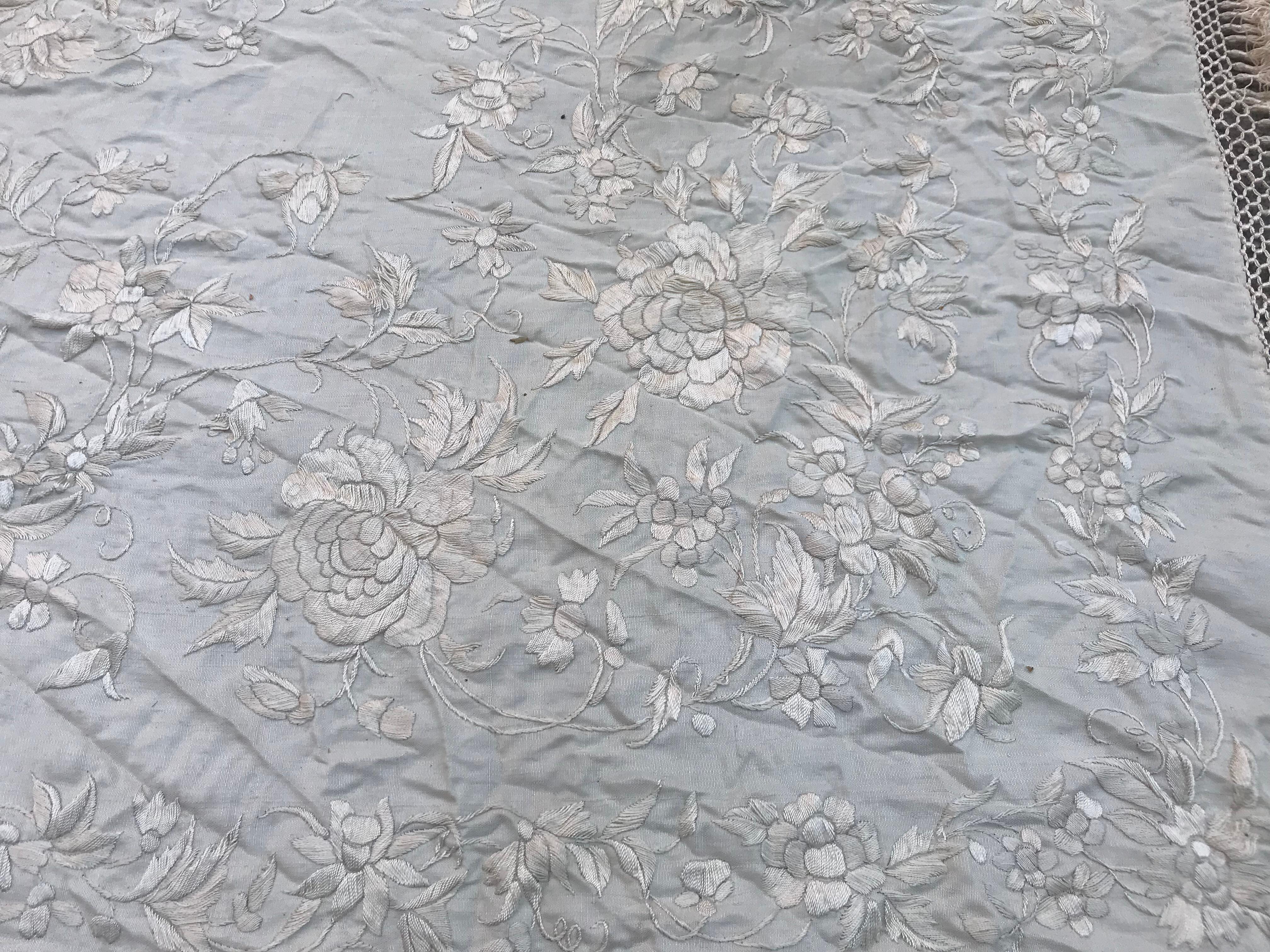 Very beautiful vintage silk embroidery for scarf or shawl, from Manila, made at Chinese embroidery, beautiful Chinese design, entirely hand embroidered with silk on silk foundation. Perfect condition,
early 20th century
White colors.


 