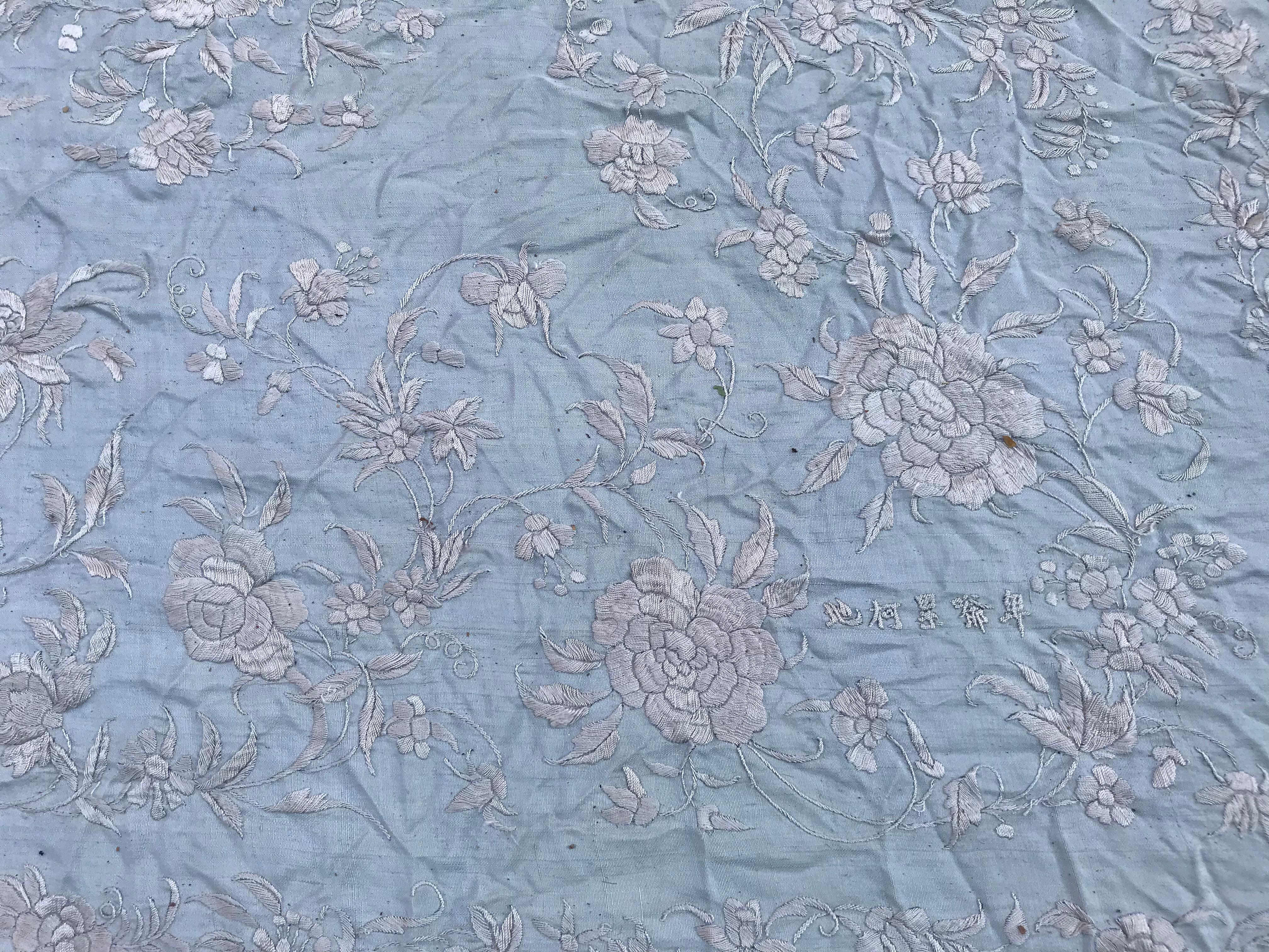 Very beautiful vintage long silk embroidery for scarf, from Manila, made at Chinese embroidery, beautiful Chinese design, entirely hand embroidered with silk on silk foundation. Perfect condition.
Early 20th century, blue color.


  