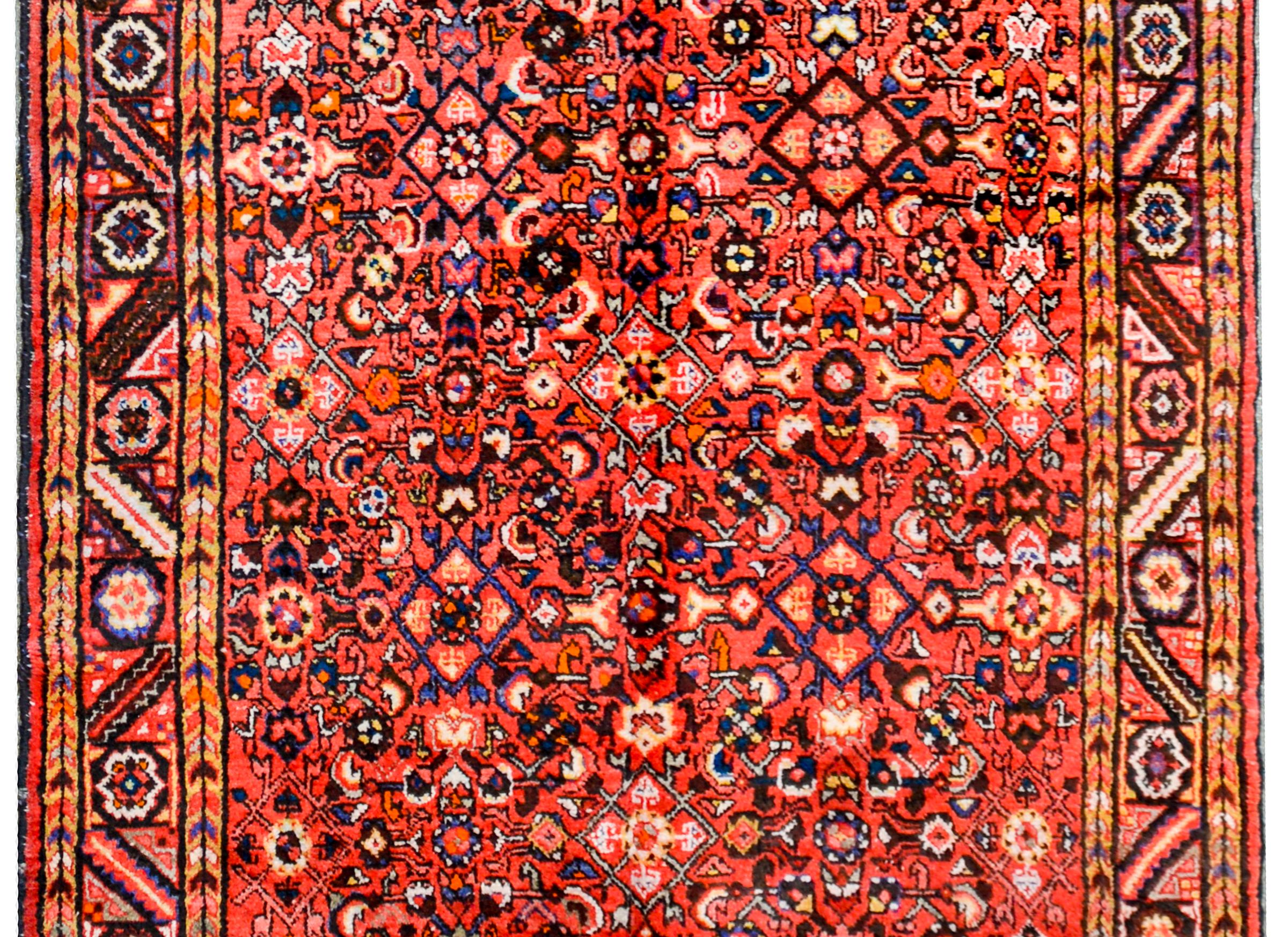 Erstaunlicher Hamadan-Teppich aus der Mitte des 20. Jahrhunderts (Stammeskunst) im Angebot
