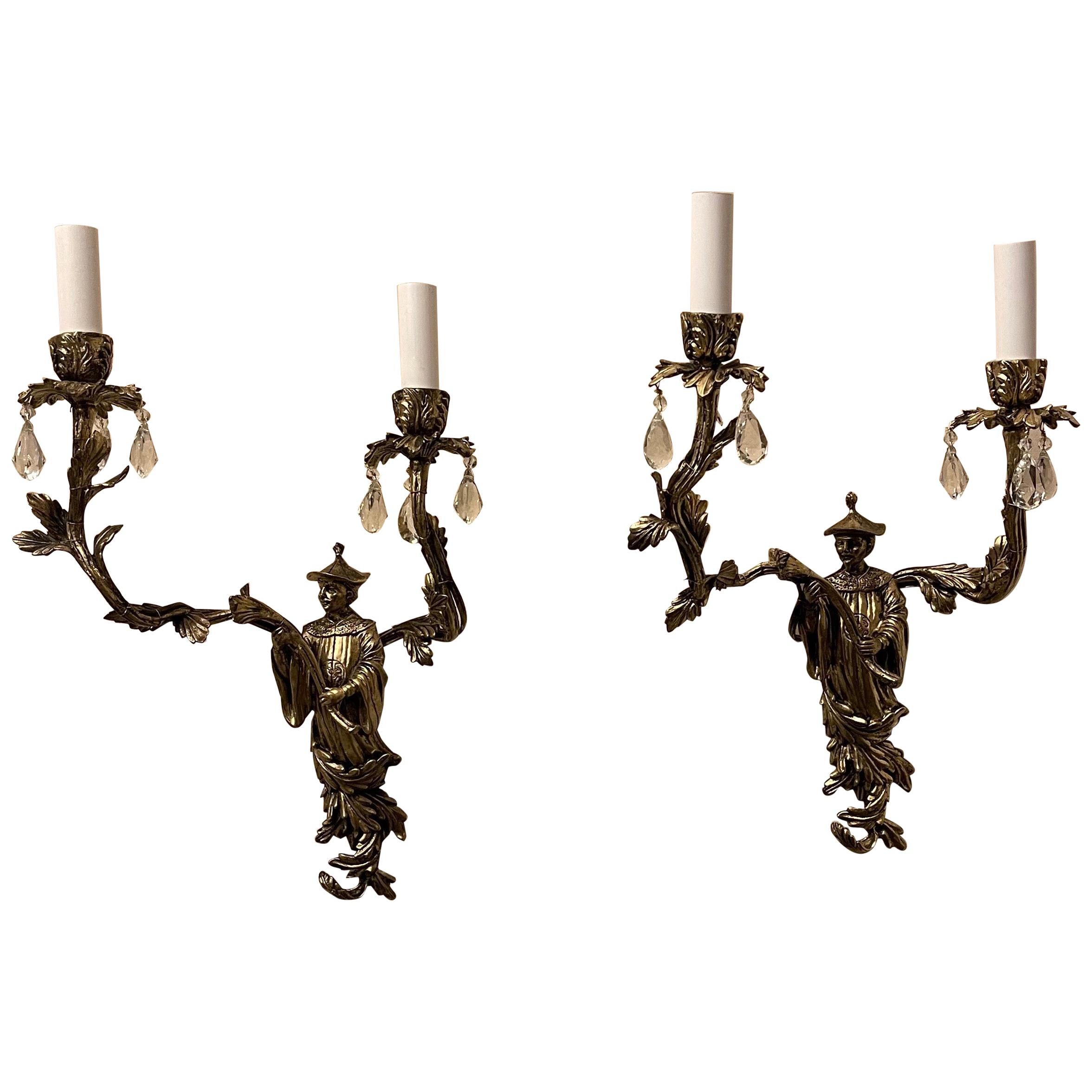 Merveilleuse paire d'appliques vintage à deux lumières en bronze avec figure de chinoiseries et pendentifs en cristal