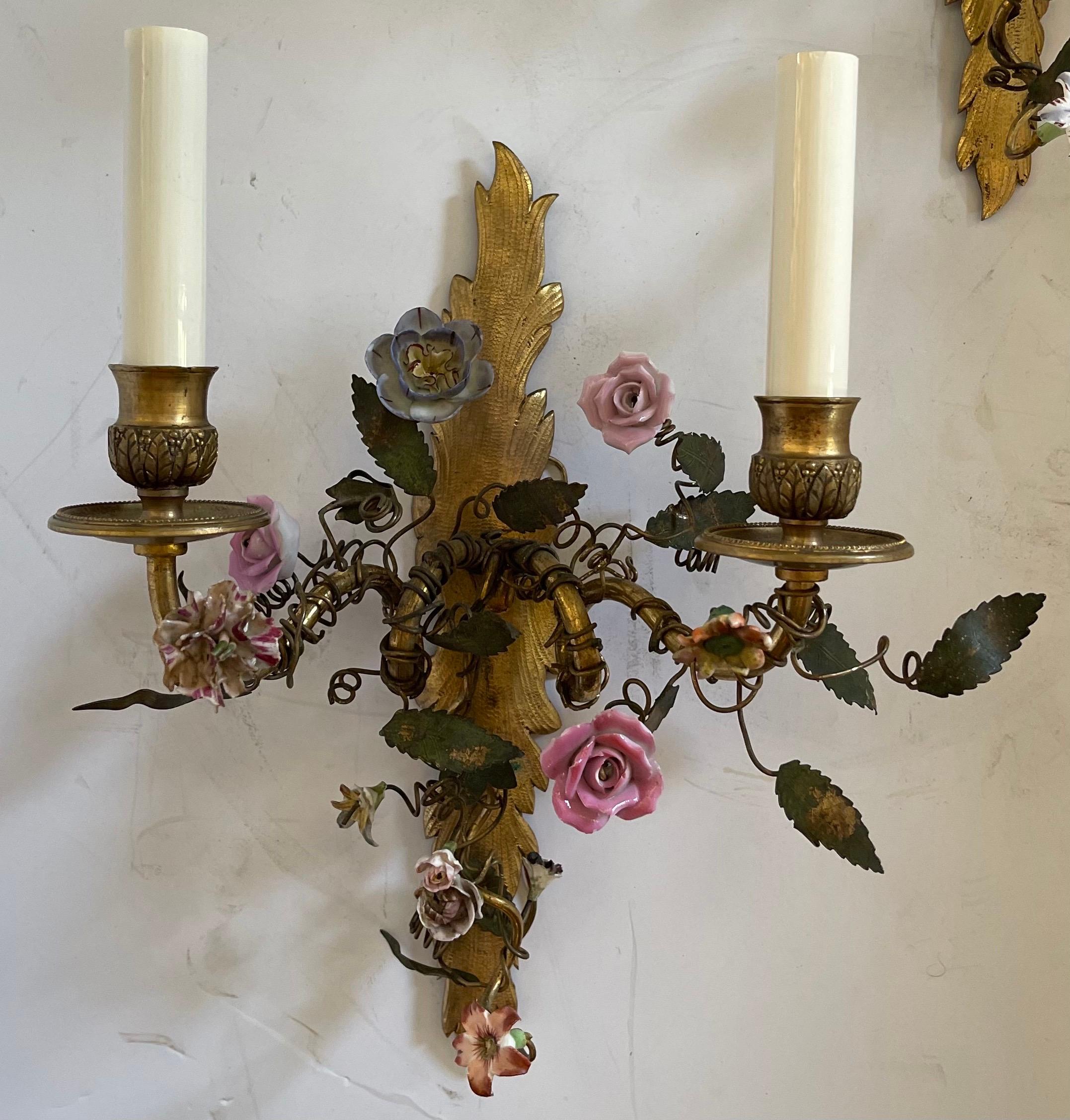 Zwei wunderschöne französische zweiarmige Vintage-Wandleuchter aus Bronze mit Porzellanblumen aus Porzellan (Belle Époque) im Angebot