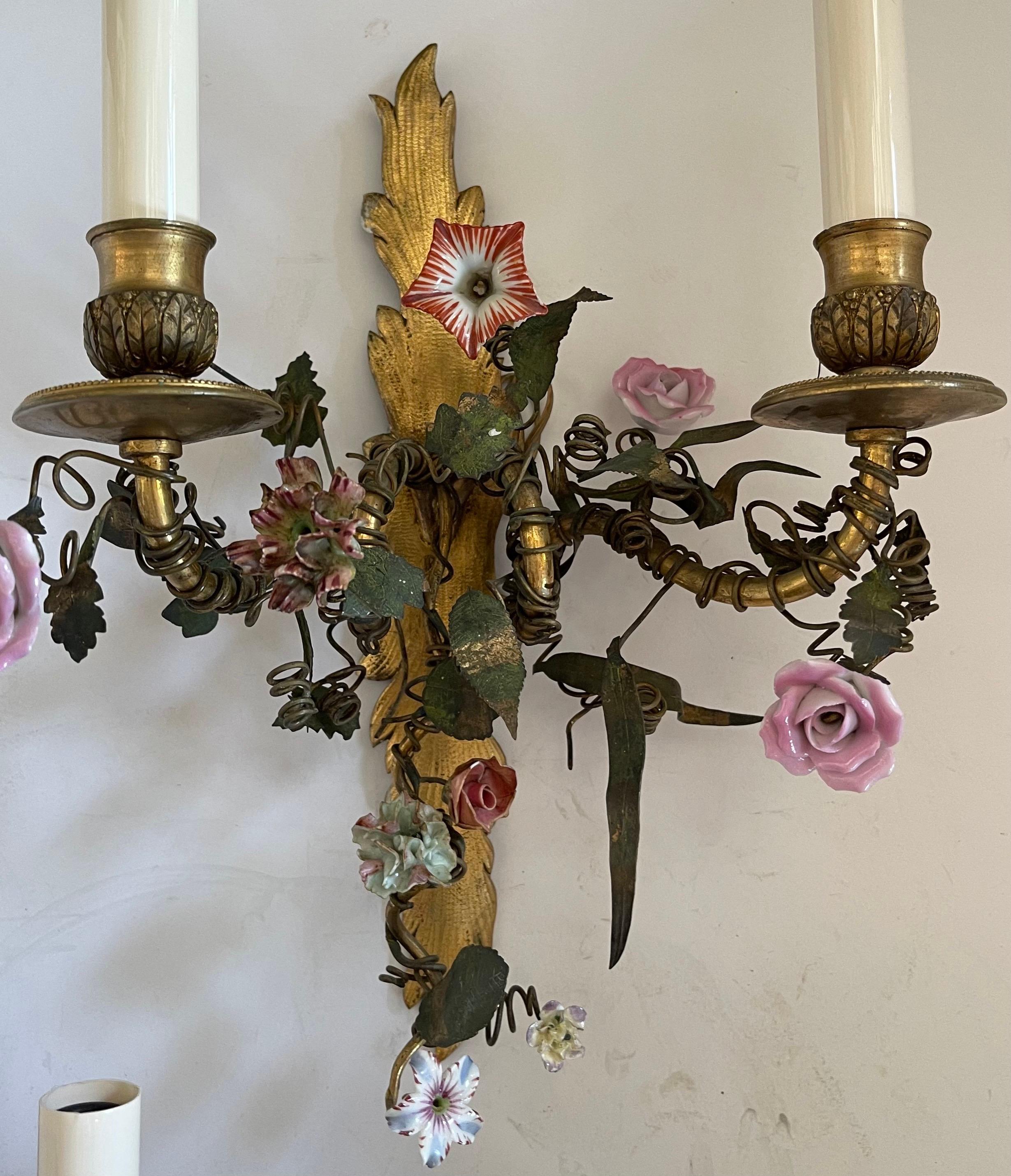 Français Merveilleuse paire d'appliques vintage françaises à deux bras en bronze avec fleurs en porcelaine en vente