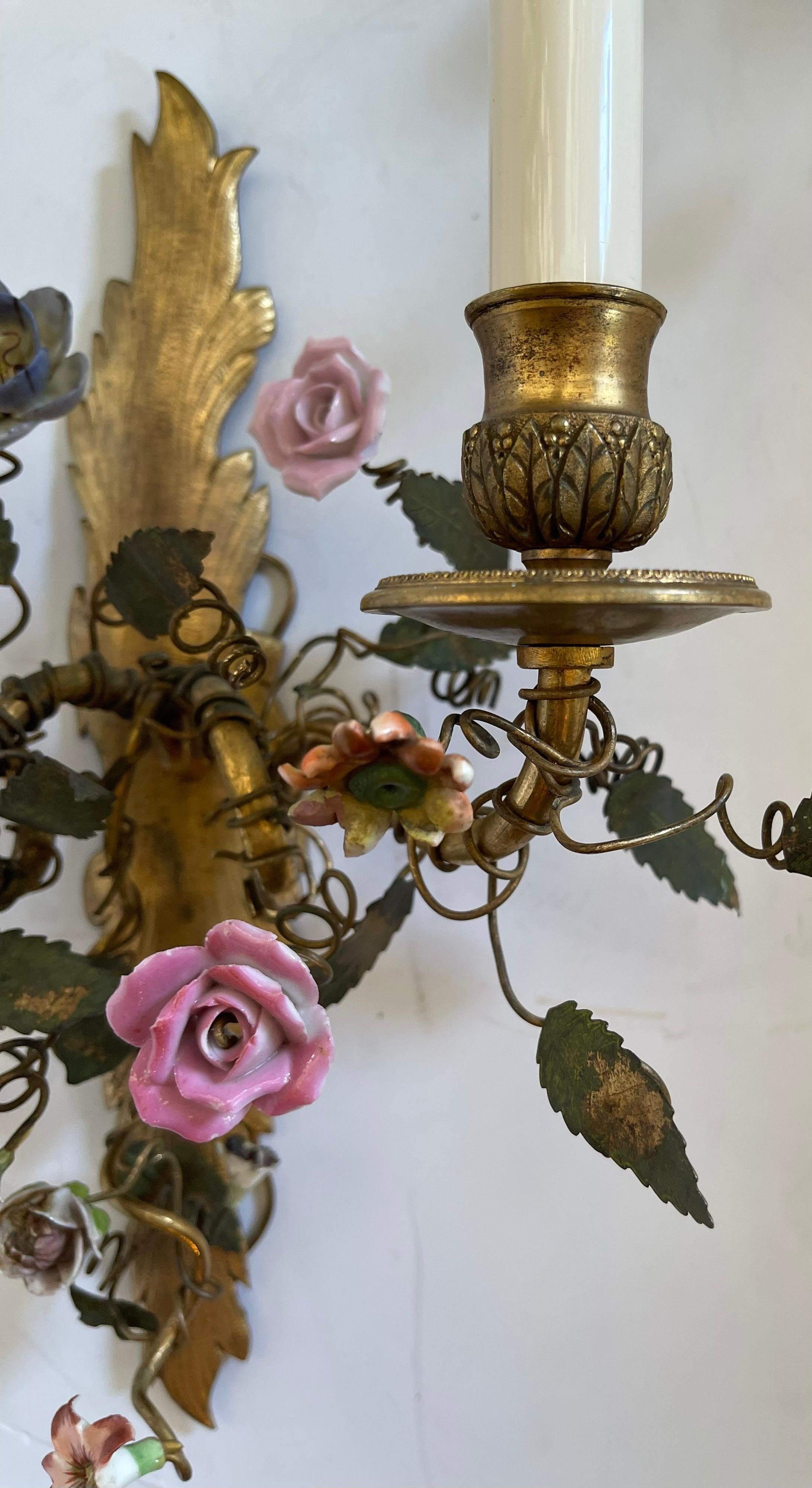 Zwei wunderschöne französische zweiarmige Vintage-Wandleuchter aus Bronze mit Porzellanblumen aus Porzellan (Vergoldet) im Angebot