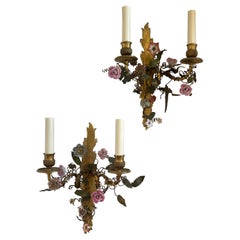 Maravillosa Pareja Vintage de Apliques Franceses de Bronce de Dos Brazos con Flores de Porcelana