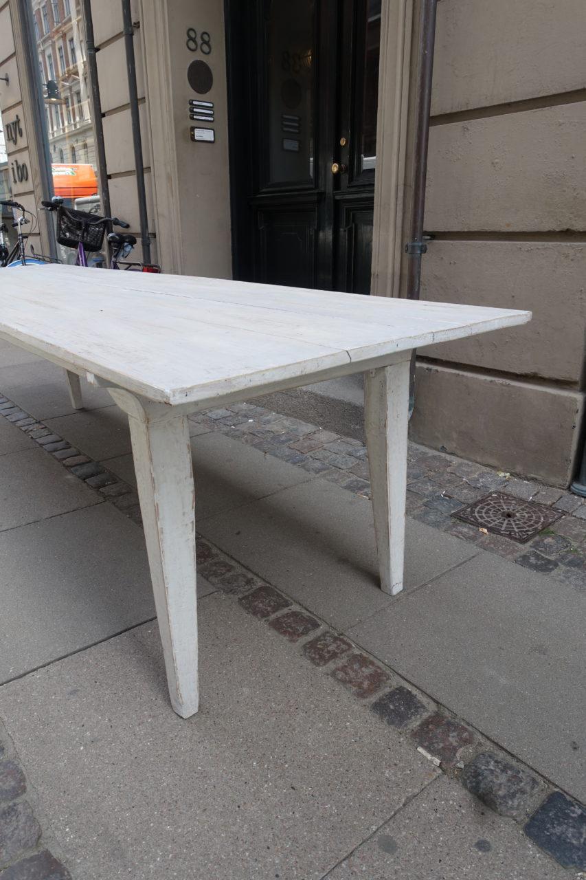 Beautiful vintage long table, from Provence in France, filled to the brim with ambiance. Handsomely painted and super patina! Note the elegant tapered legs.

Ideal also as a dining table in an open plan kitchen, or perhaps at a summer residence.