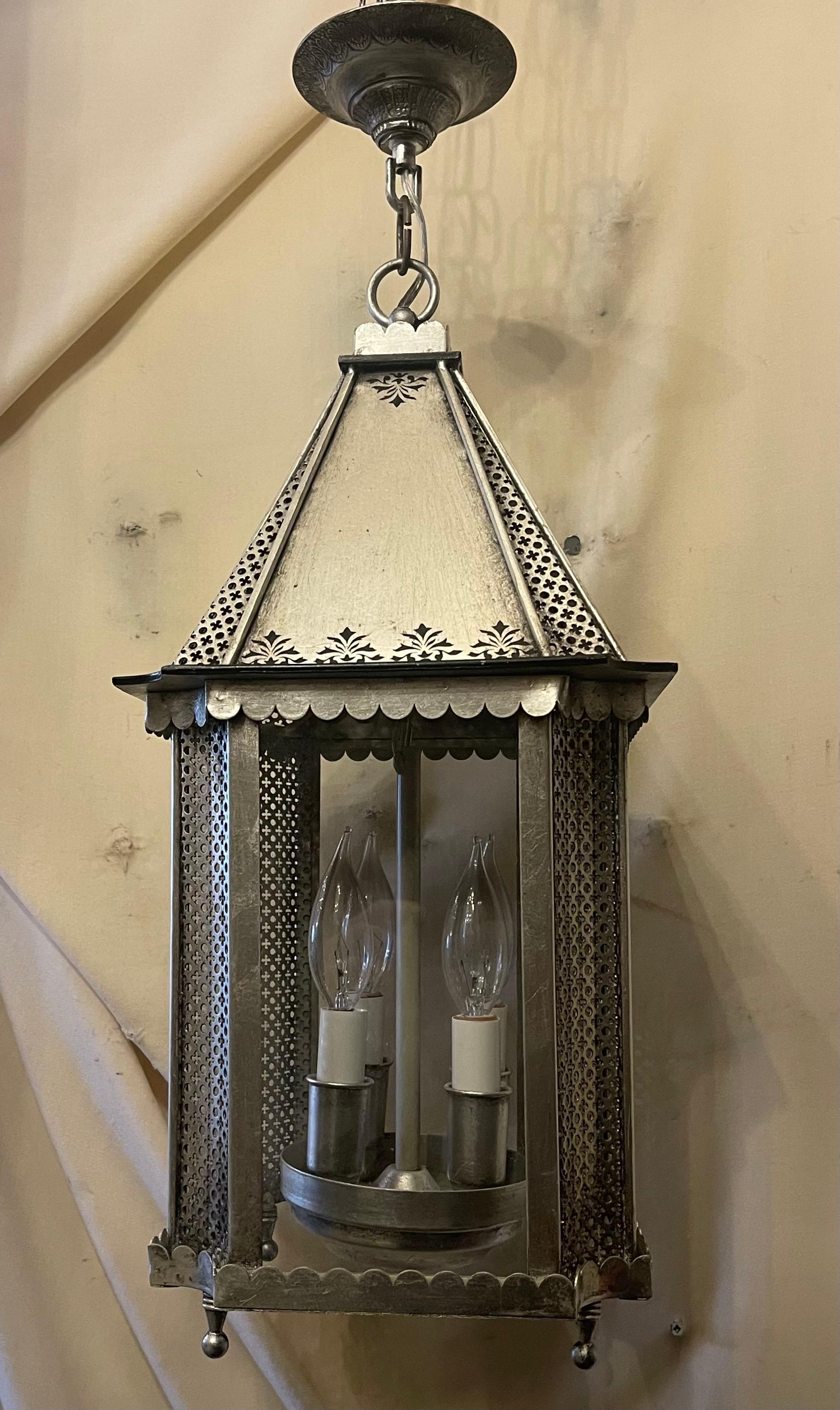 Un meraviglioso apparecchio a lanterna vintage a 4 candelabri con traforo in Silver Gilt, cablato con prese in porcellana, che può essere collocato in un'area coperta e umida.