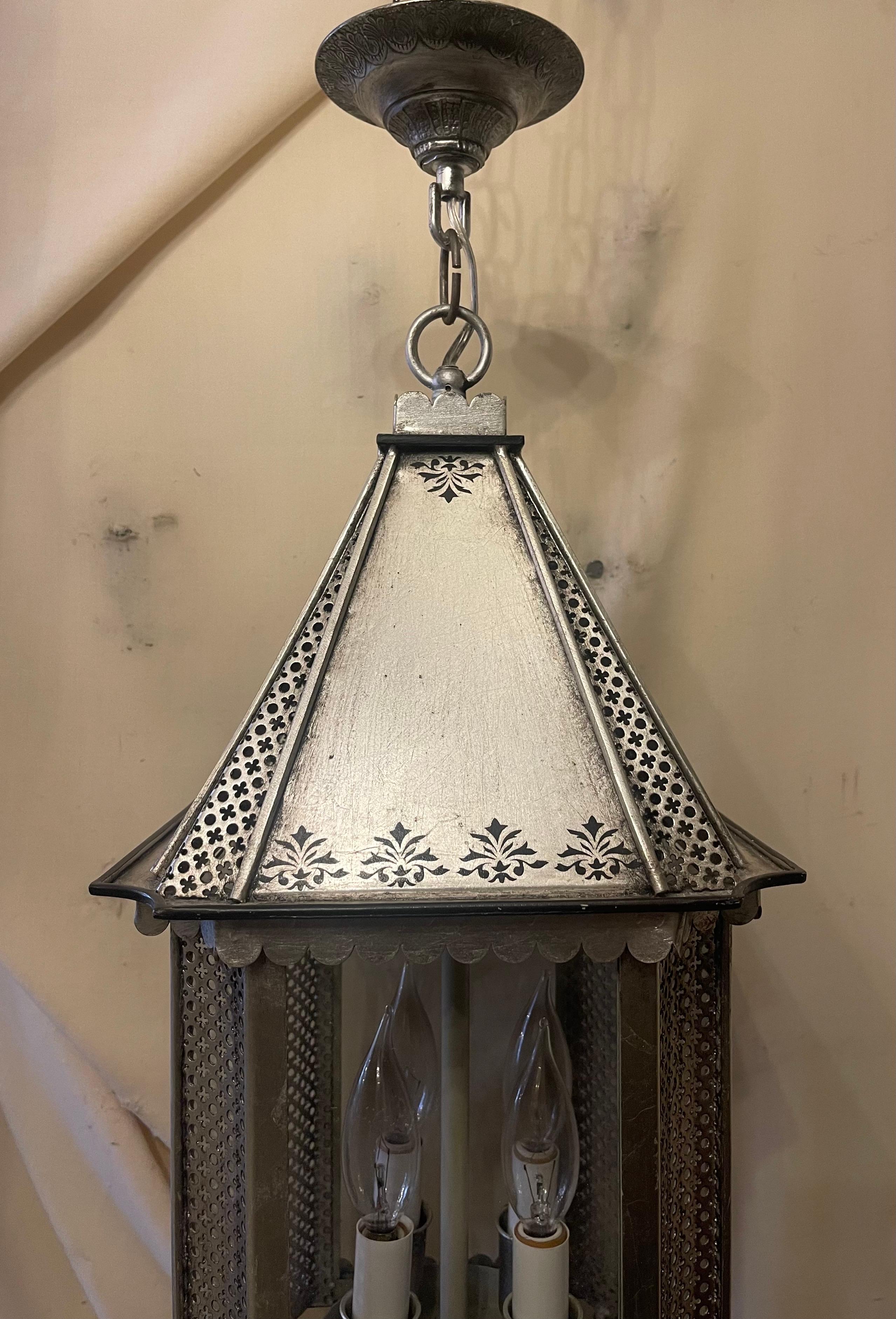 Dorato Meravigliosa lanterna quadrata d'epoca a 4 luci con traforo a forma di quatrefoil in argento dorato in vendita