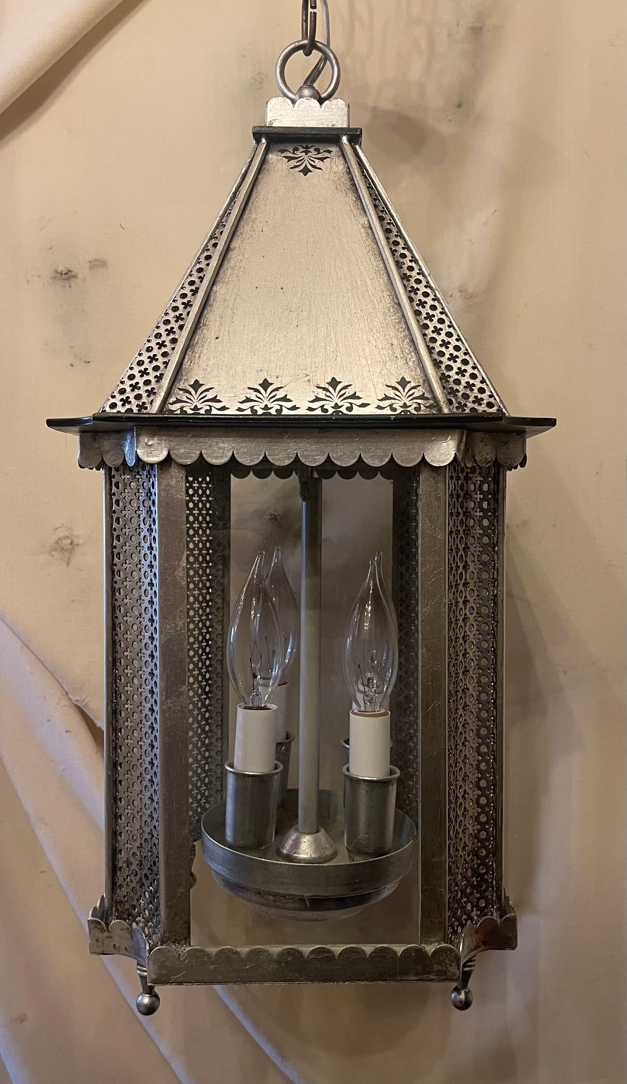 Meravigliosa lanterna quadrata d'epoca a 4 luci con traforo a forma di quatrefoil in argento dorato In condizioni buone in vendita a Roslyn, NY