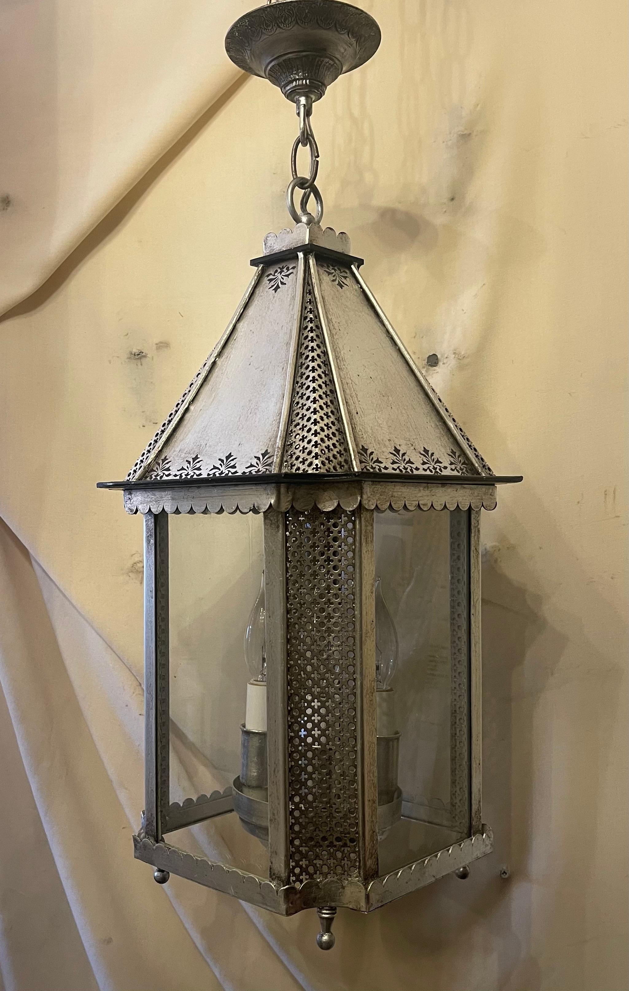 Metallo Meravigliosa lanterna quadrata d'epoca a 4 luci con traforo a forma di quatrefoil in argento dorato in vendita