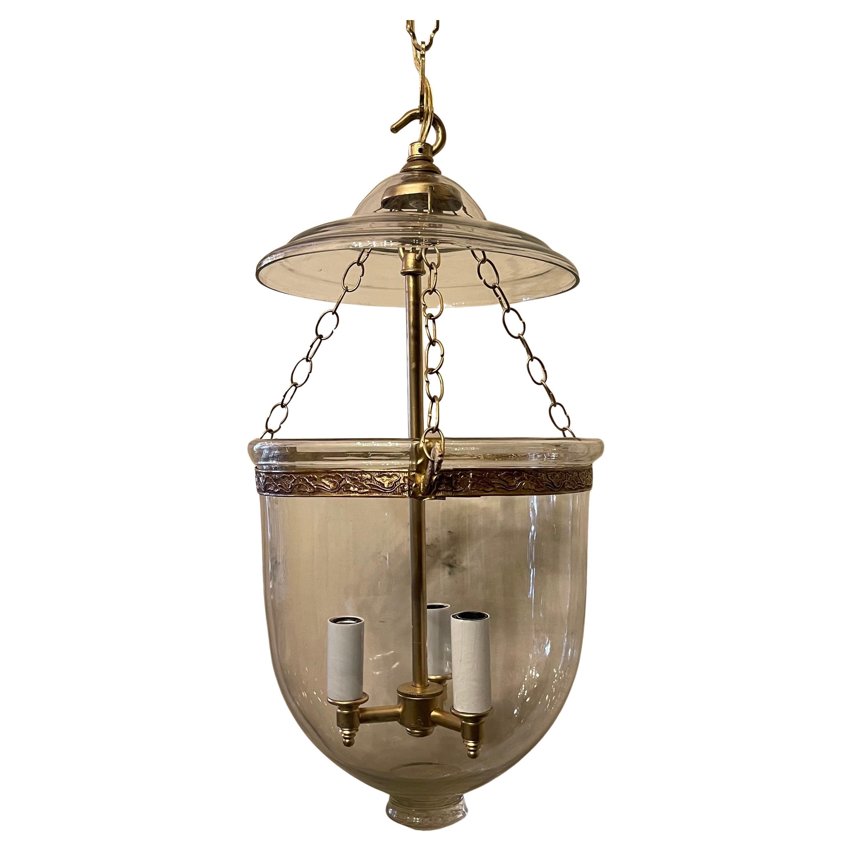 Eine wunderbare Vintage Vaughan Designs Stil Petite Klarglas Bell Jar mundgeblasenem Glas Laterne Pendelleuchte mit 3 Kandelaber Lichter, komplett neu verdrahtet mit Kette Baldachin und Montage Hardware.