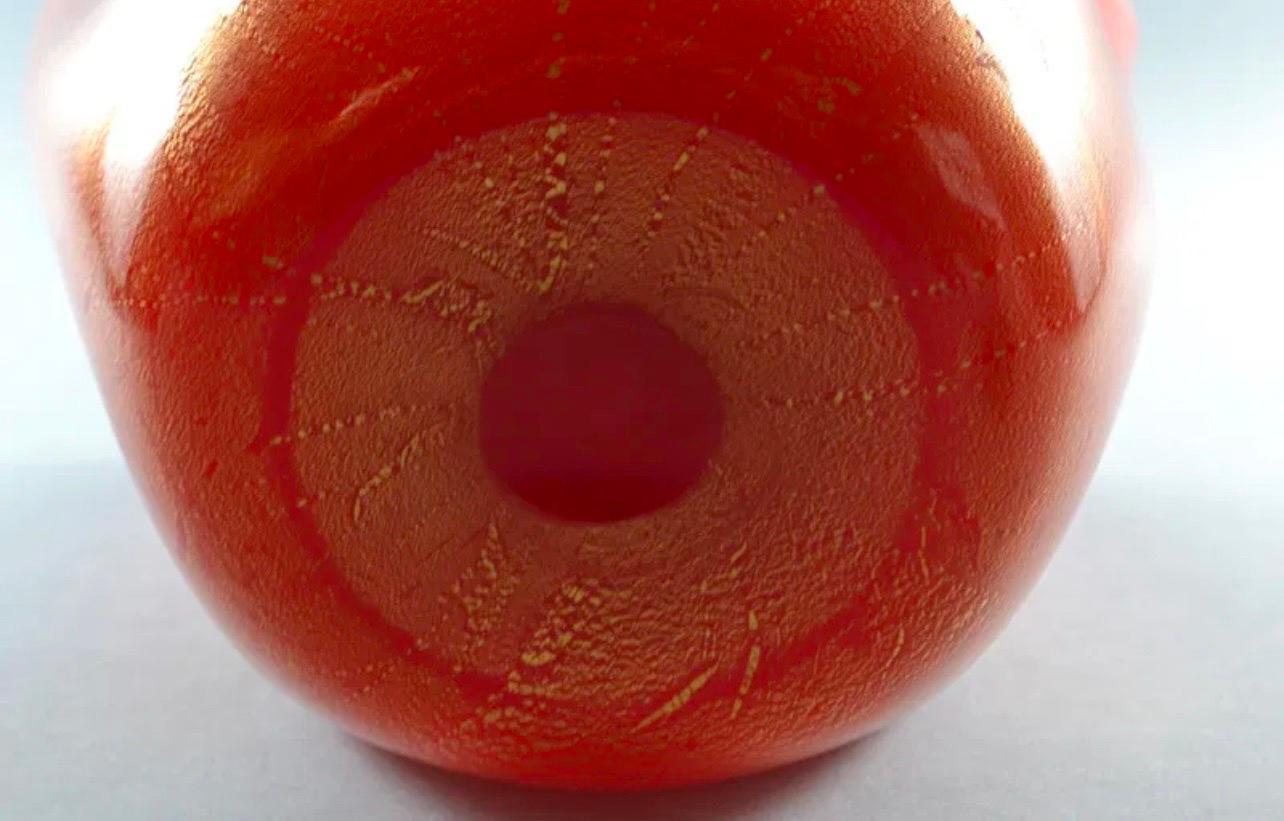 Meraviglioso vaso in vetro artistico d'epoca di Venini Fazzoletto Bicolore con inclusioni d'oro e interno bianco, firmato e datato sul lato inferiore 
H. H. 11 1/4