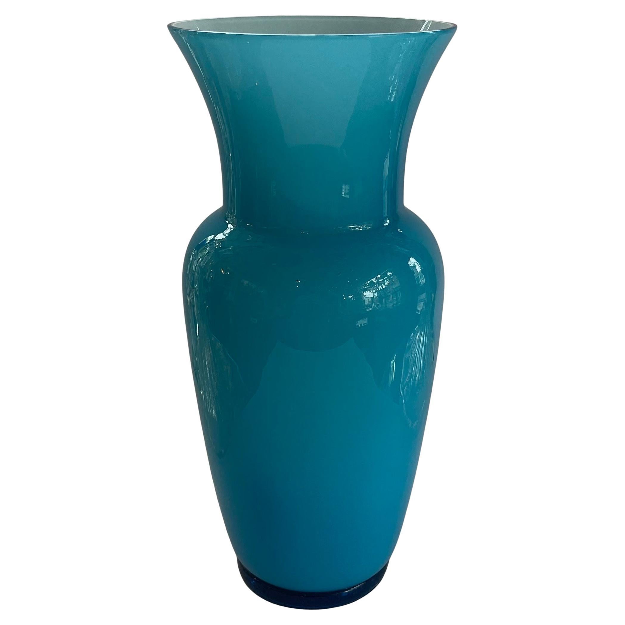 Meraviglioso vaso alto vintage di Venini in vetro artistico blu Opalino firmato e datato