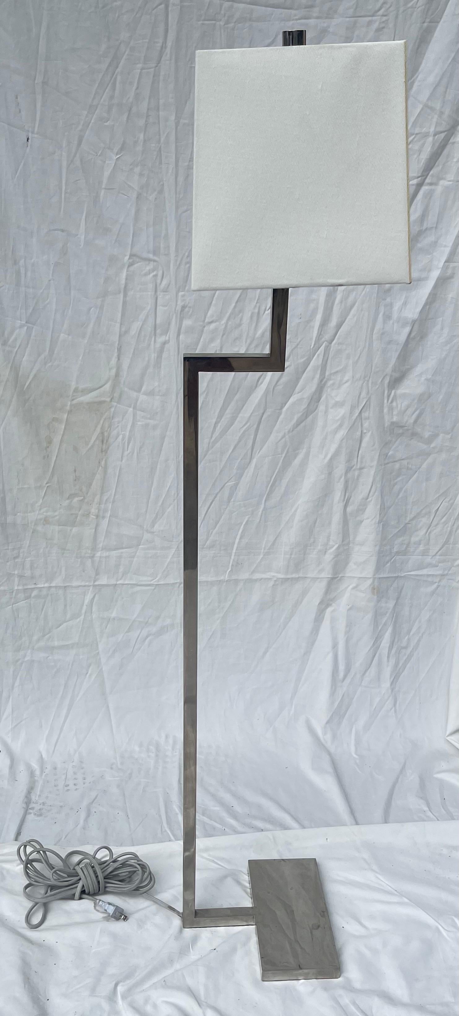 Una meravigliosa lampada da terra moderna in nichel lucido Visual Comfort 