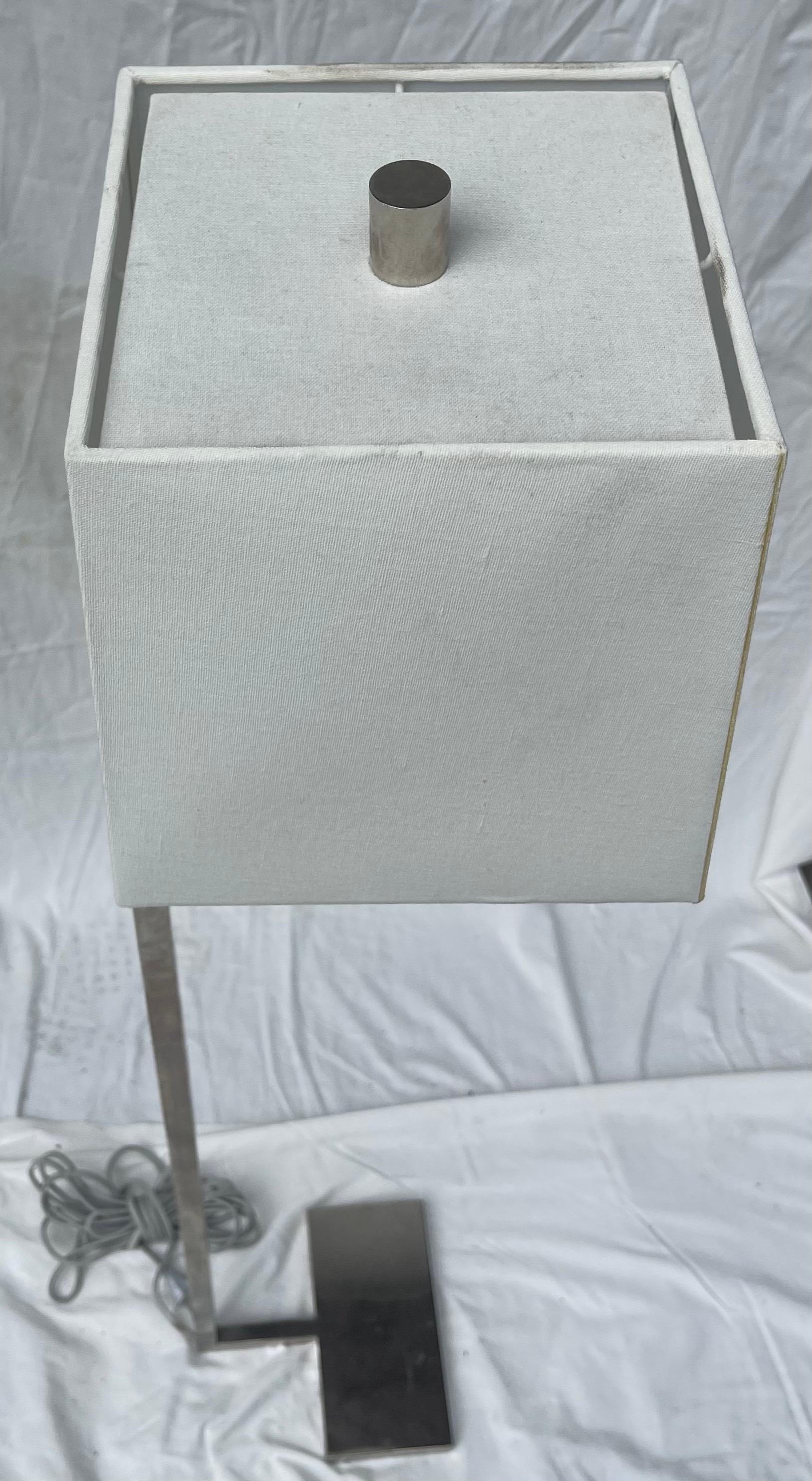 XX secolo Whiting Visual Comfort Alander Lampada da terra moderna in nichel lucido Paralume bianco in vendita