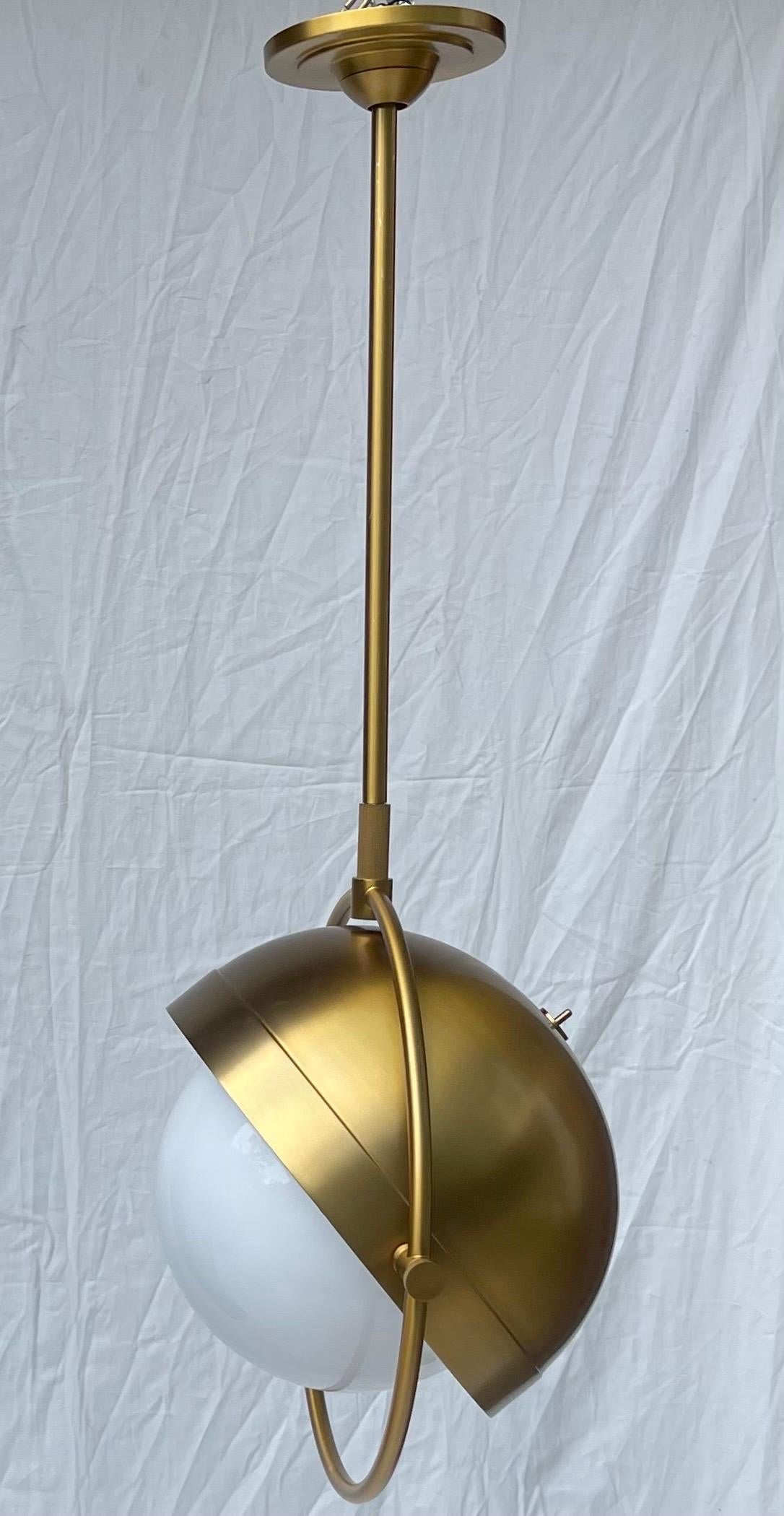 Un meraviglioso Thomas O'Brien per Visual Comfort Firma Decca Orbitale a sospensione in ottone

Marchio - Visual Comfort
Collezione - Thomas O'Brien Decca
Finitura -  Ottone