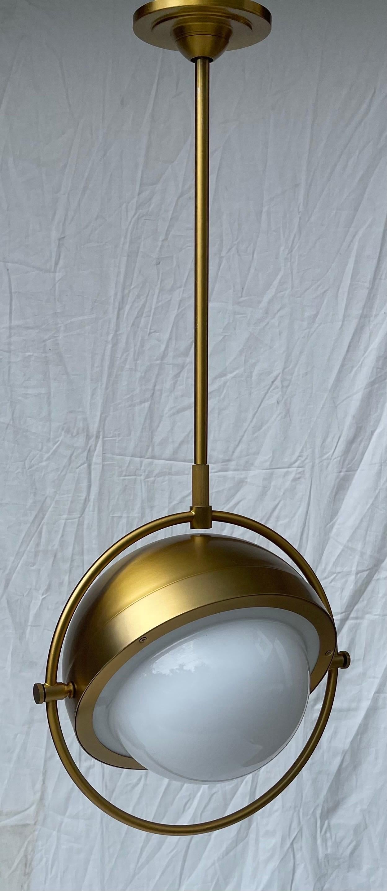 Moderno Meraviglioso lampadario a sospensione Visual Comfort Decca Orbital in ottone e vetro in vendita