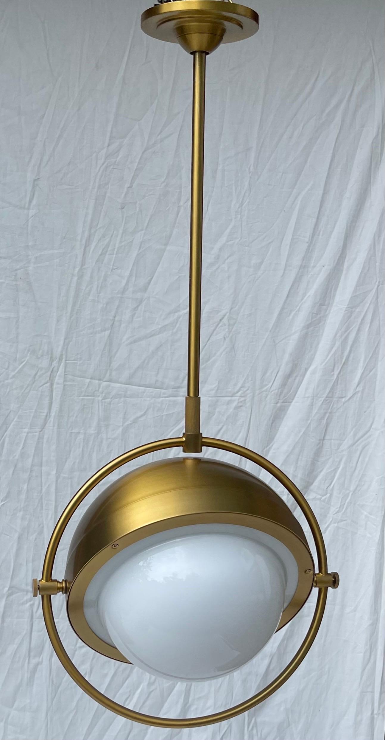 Meraviglioso lampadario a sospensione Visual Comfort Decca Orbital in ottone e vetro In condizioni buone in vendita a Roslyn, NY